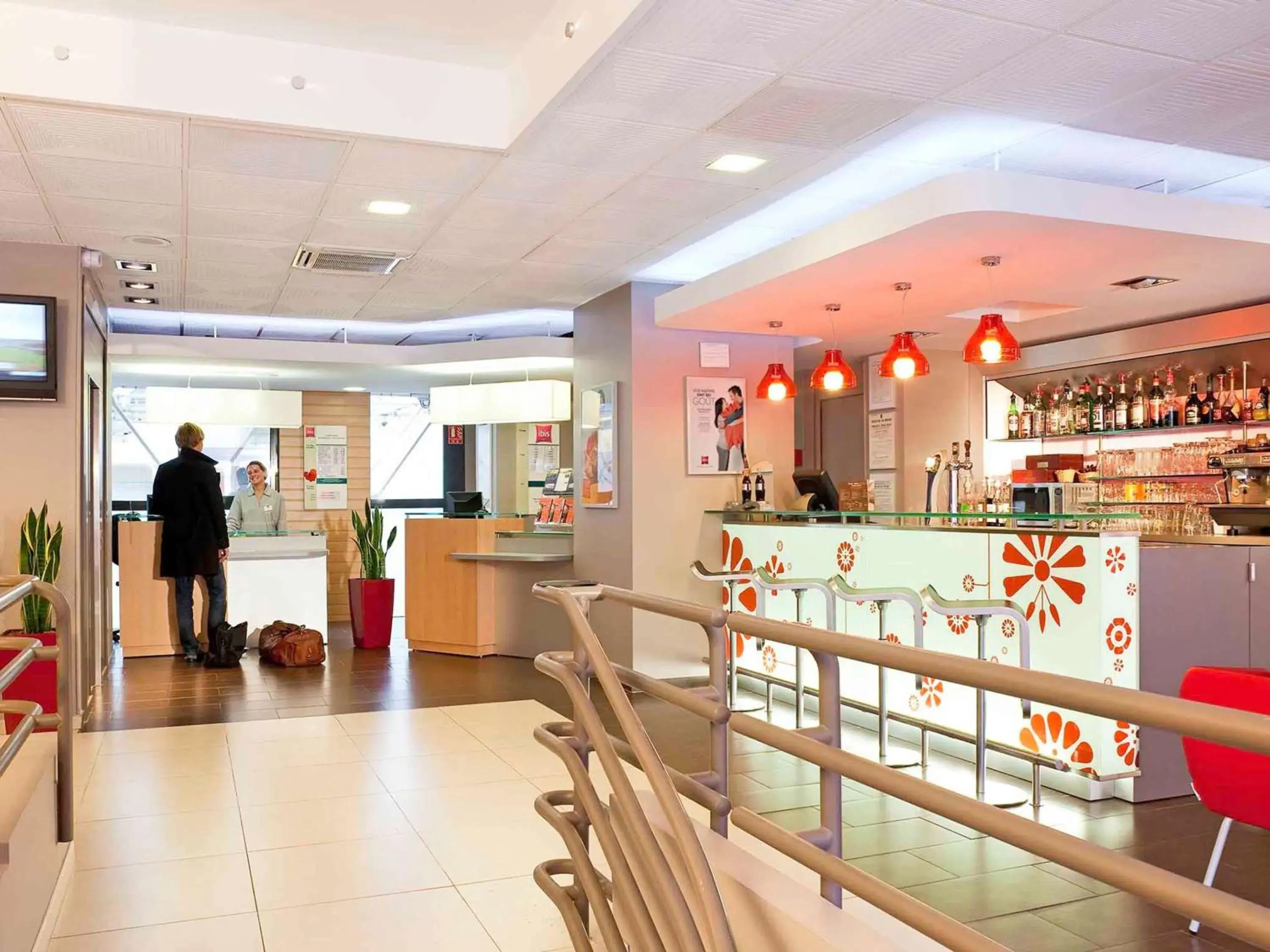 Lounge or bar in ibis Epernay Centre Ville Lounge or bar in ibis Epernay Centre Ville