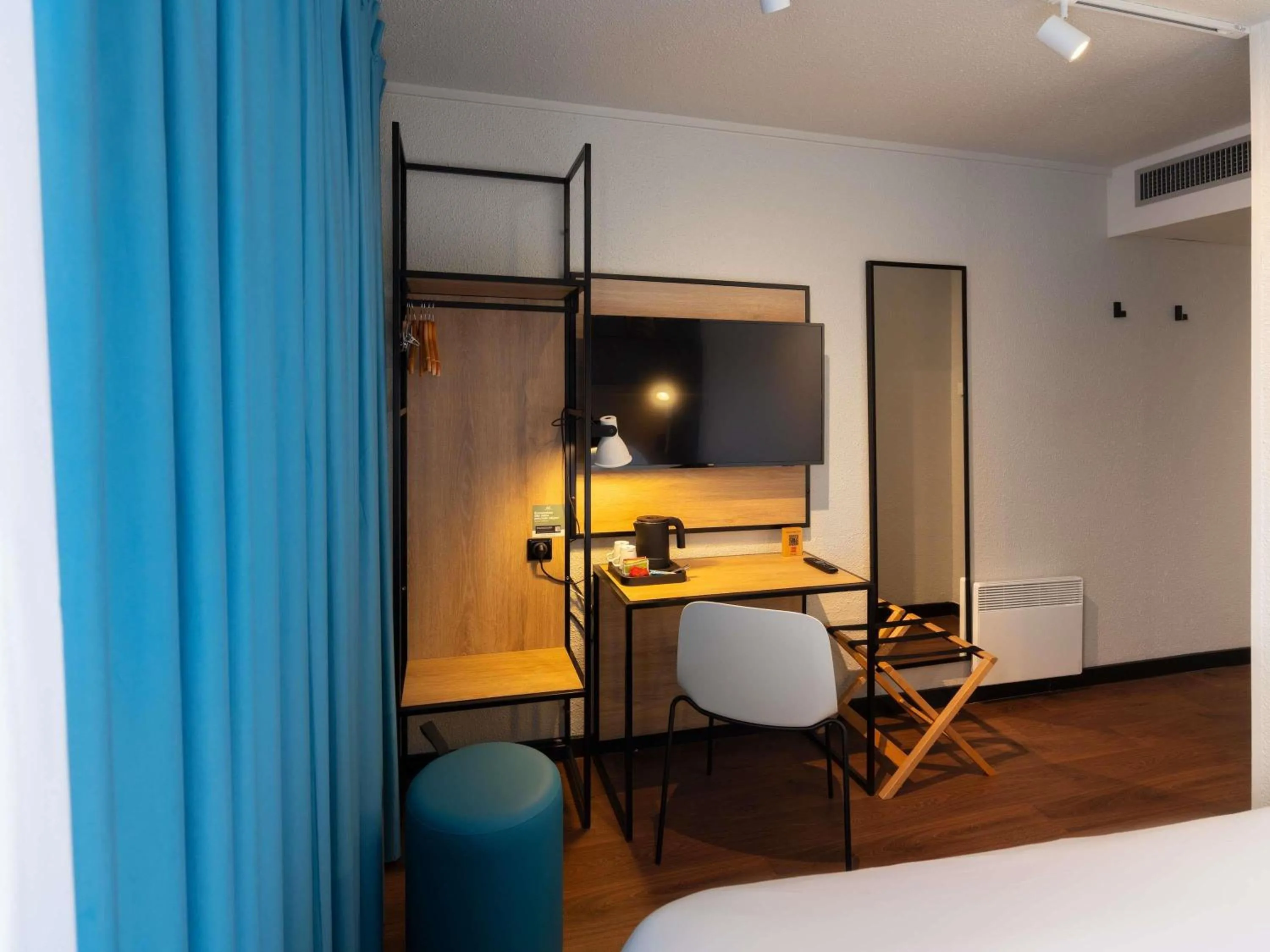 Bedroom, Bed in ibis Epernay Centre Ville