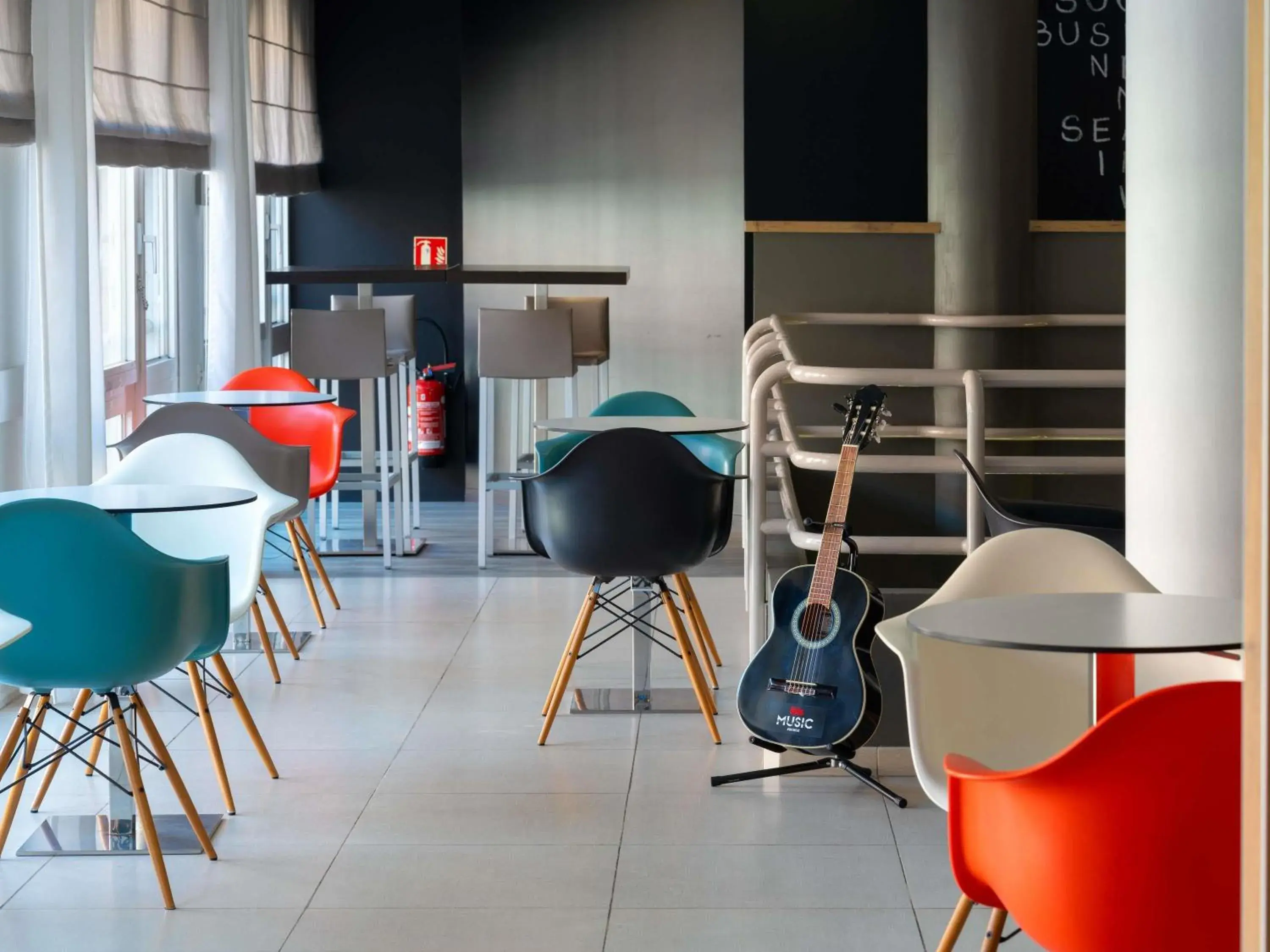 Lounge or bar in ibis Epernay Centre Ville Lounge or bar in ibis Epernay Centre Ville