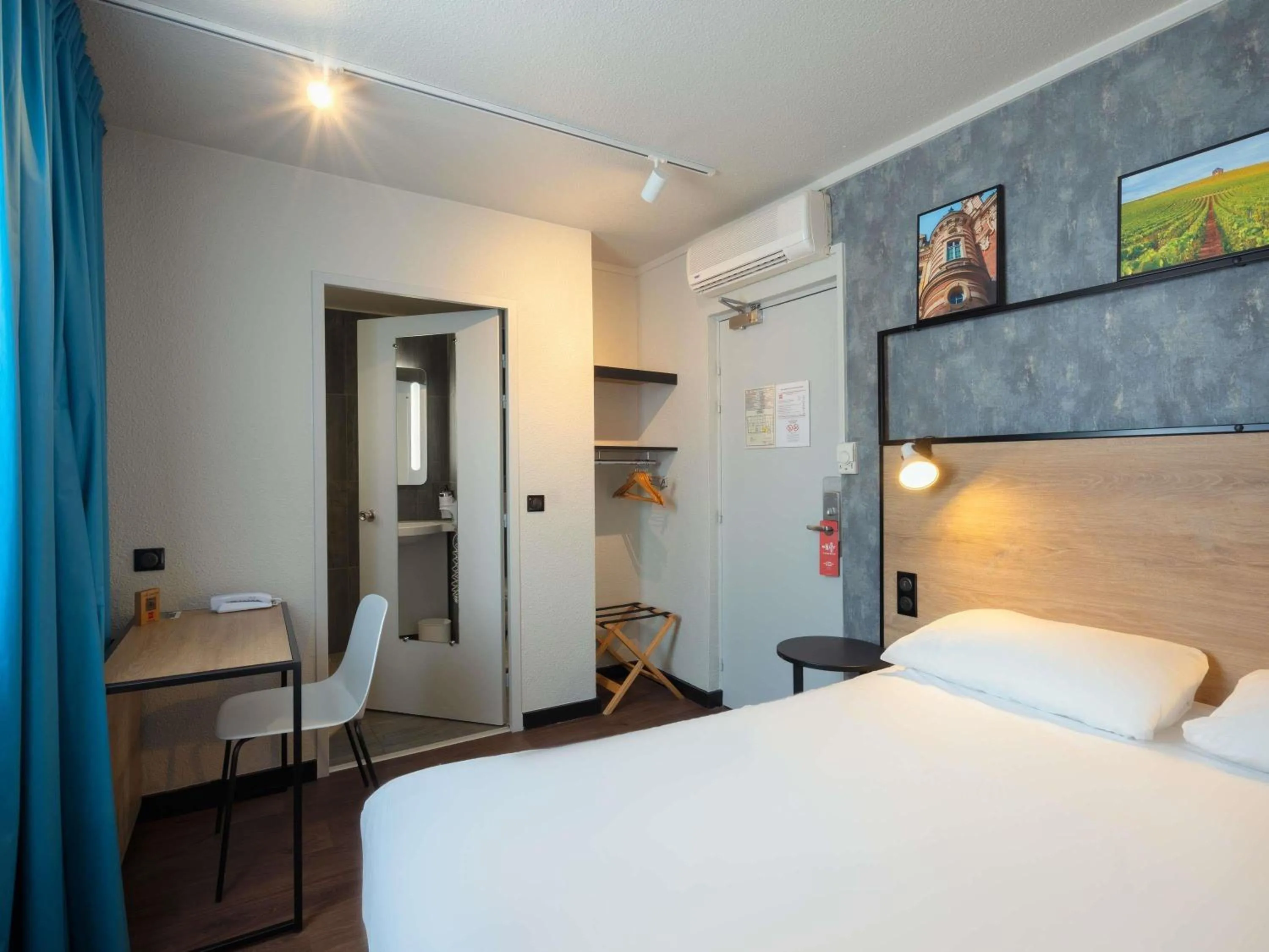 Bedroom, Bed in ibis Epernay Centre Ville