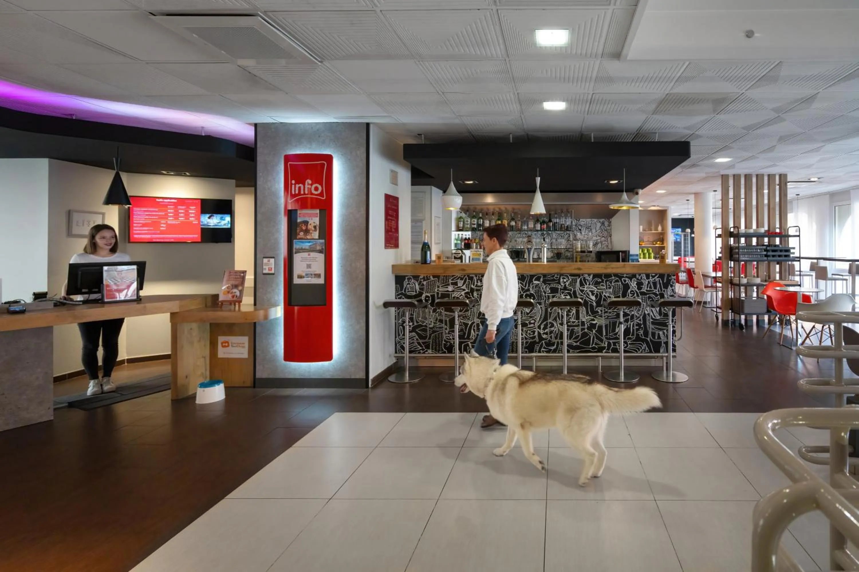 Lobby or reception in ibis Epernay Centre Ville