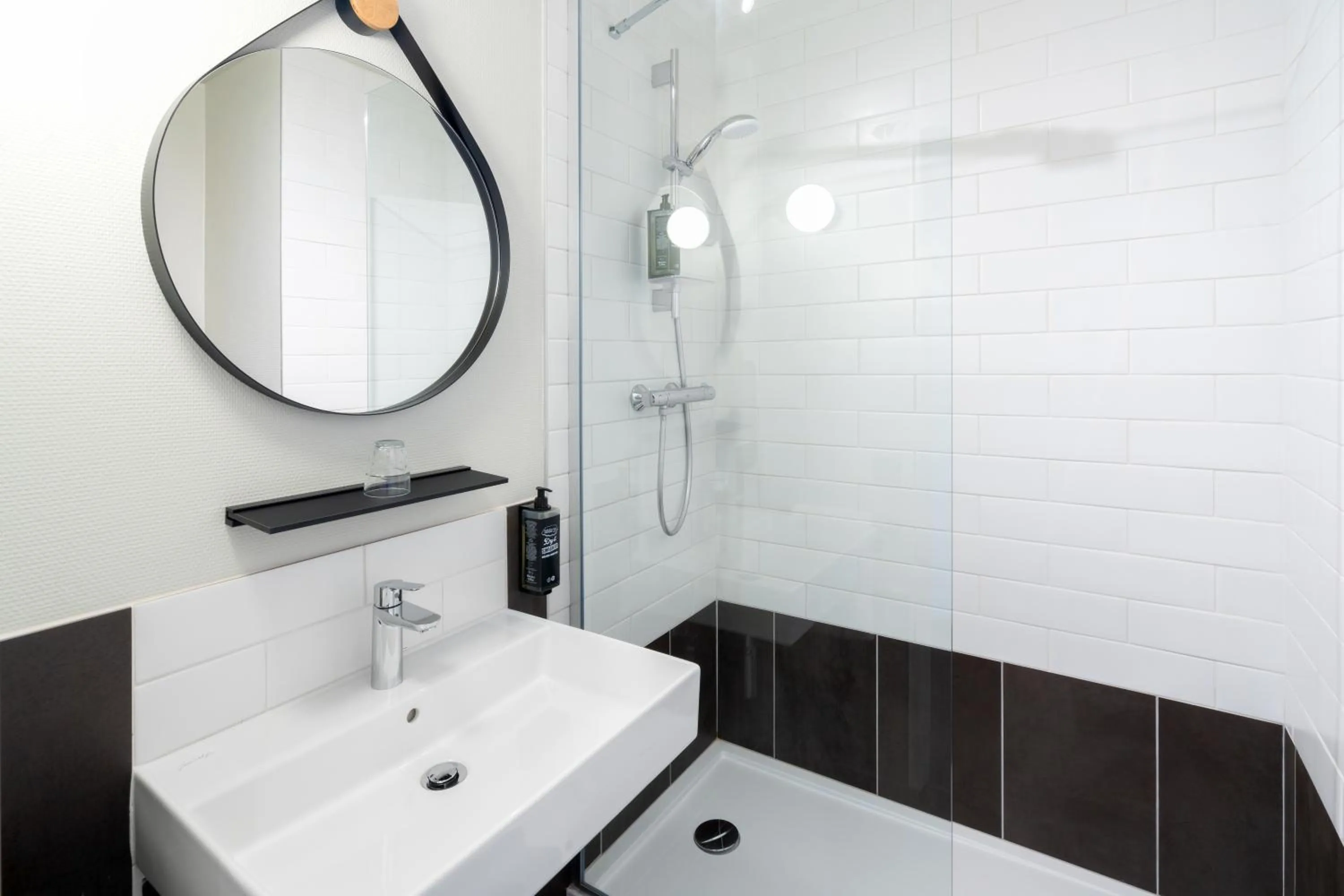 Bathroom in ibis Epernay Centre Ville