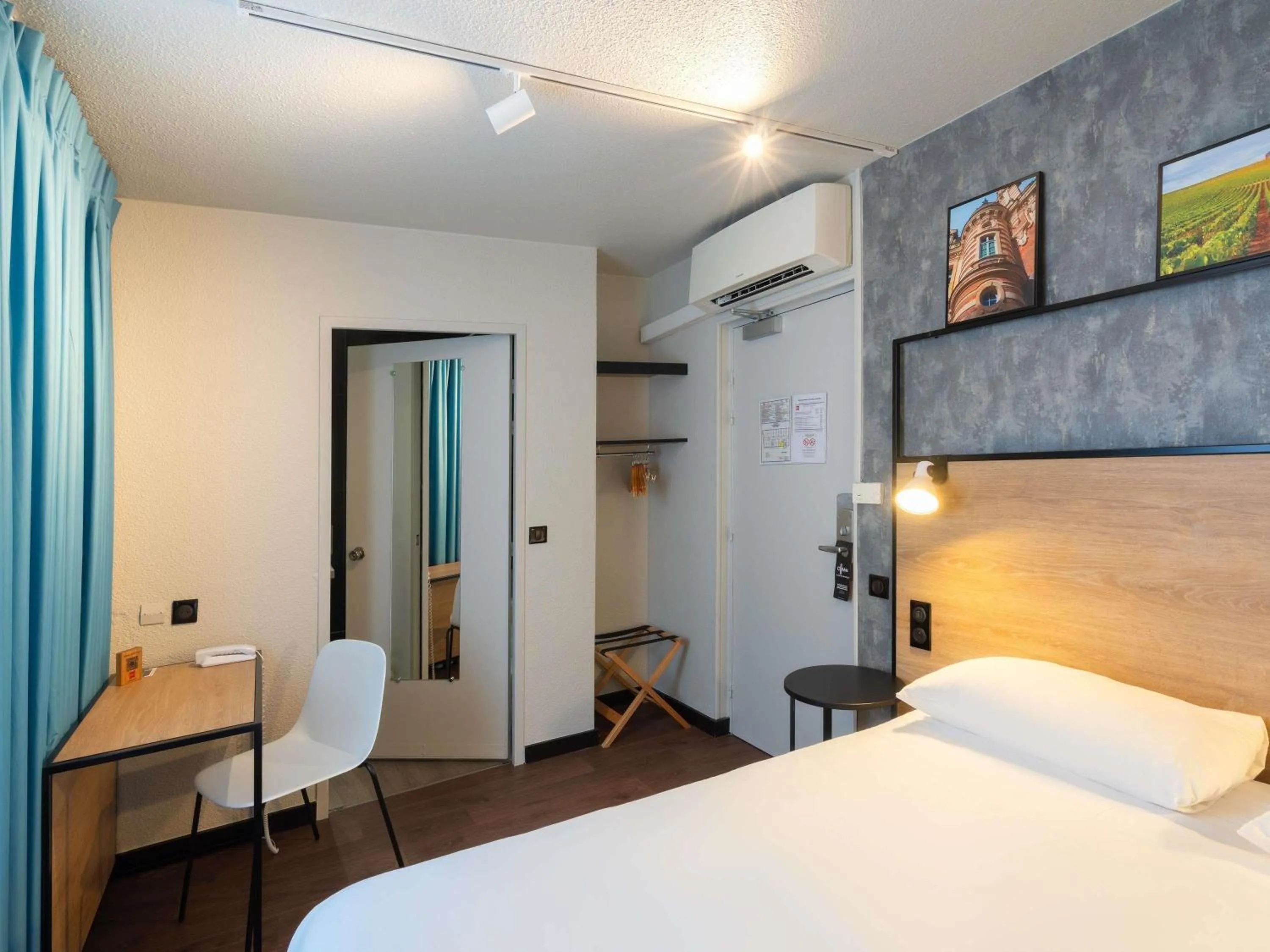Bedroom, Bed in ibis Epernay Centre Ville