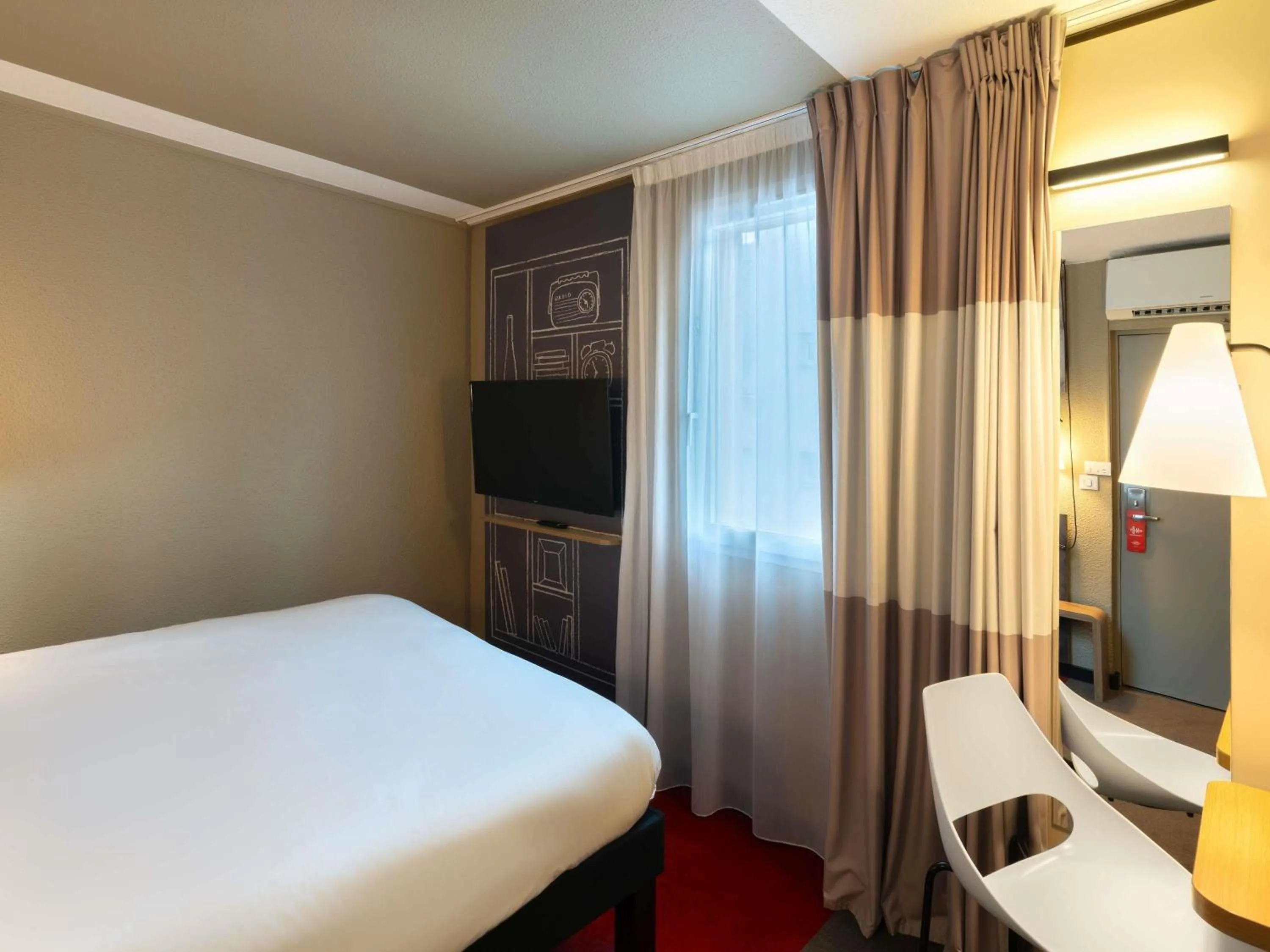 Bedroom, Bed in ibis Epernay Centre Ville