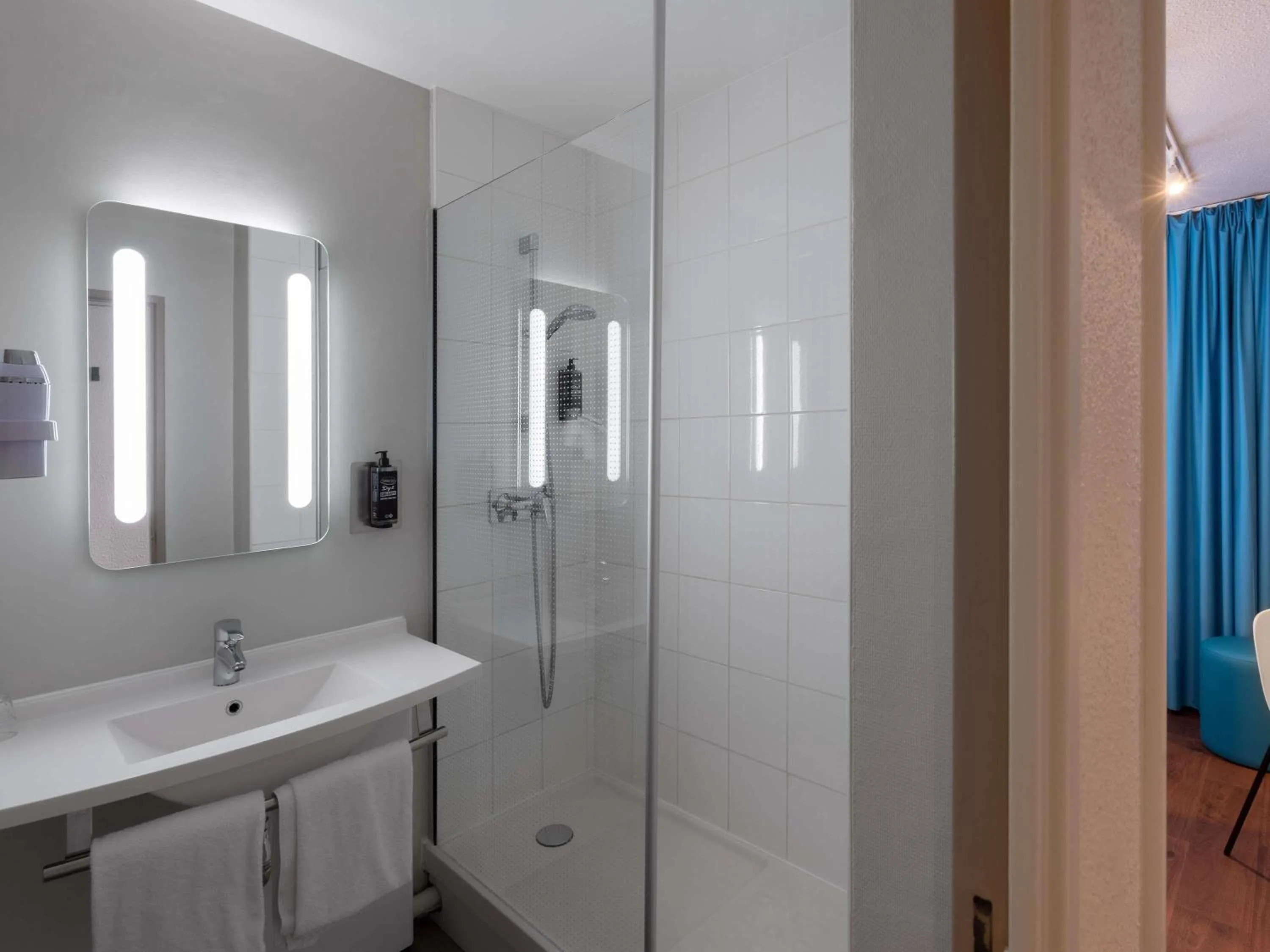 Bedroom in ibis Epernay Centre Ville