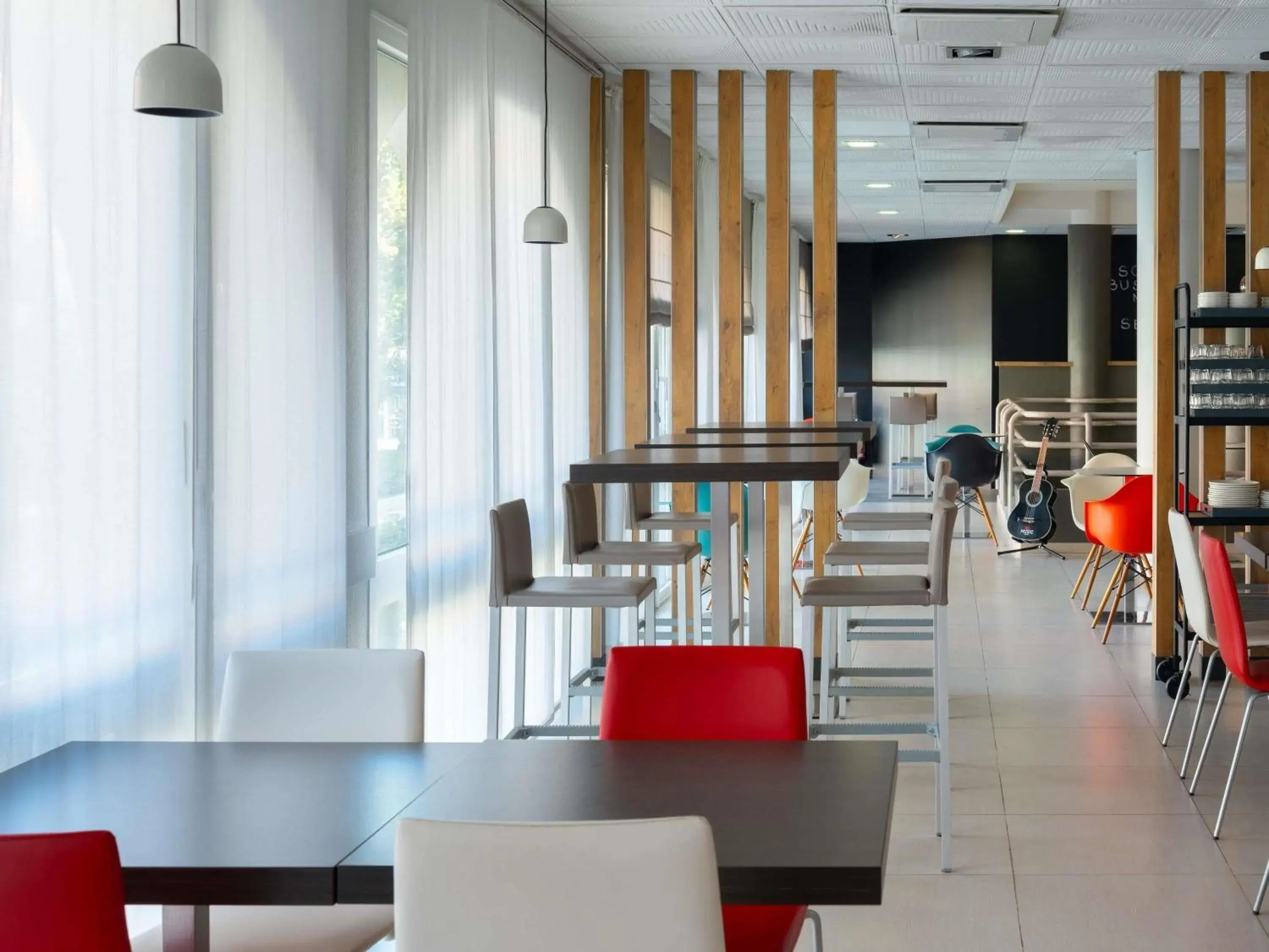 Lounge or bar in ibis Epernay Centre Ville Lounge or bar in ibis Epernay Centre Ville