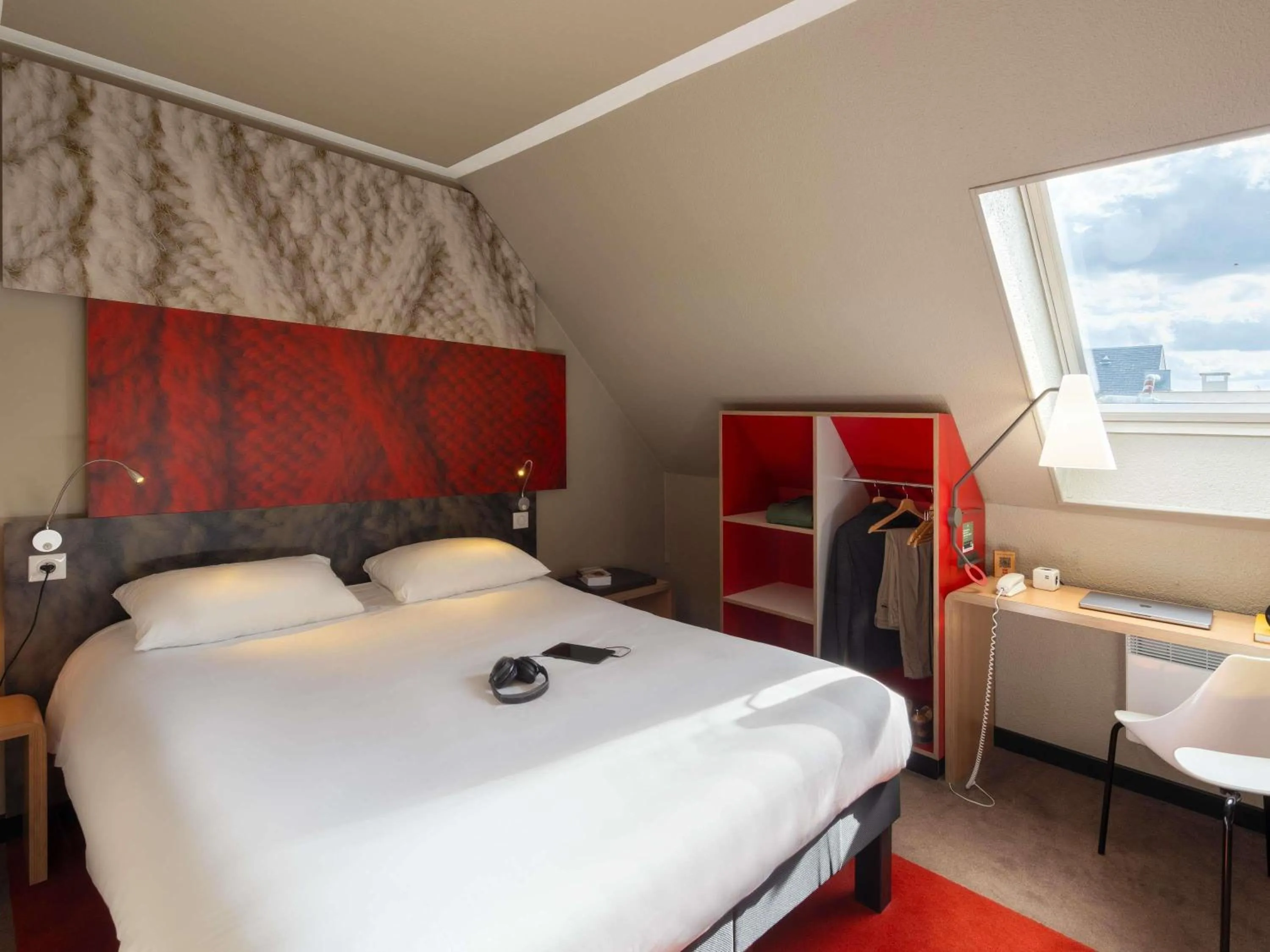 Bedroom, Bed in ibis Epernay Centre Ville