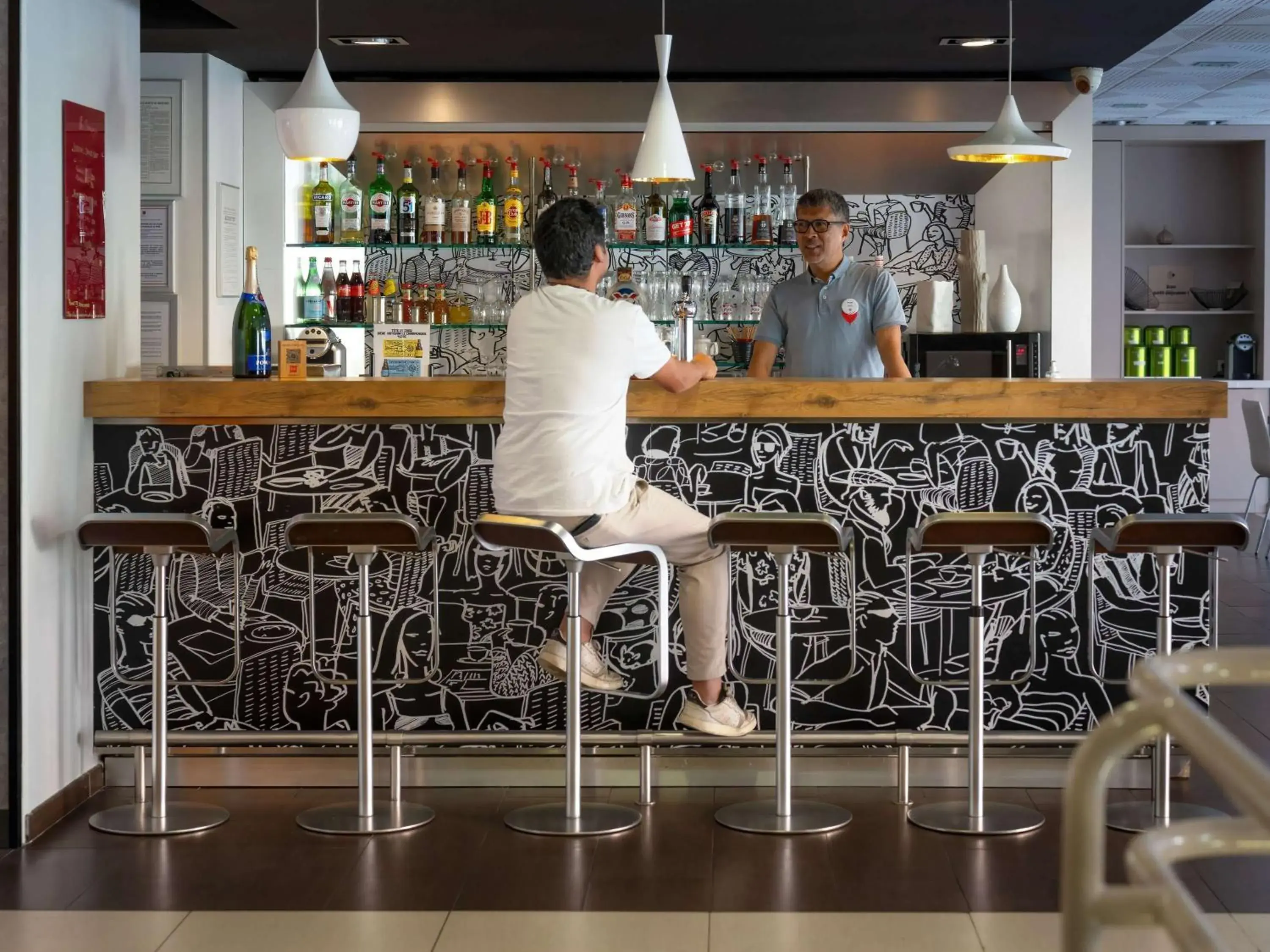 Lounge or bar in ibis Epernay Centre Ville Lounge or bar in ibis Epernay Centre Ville