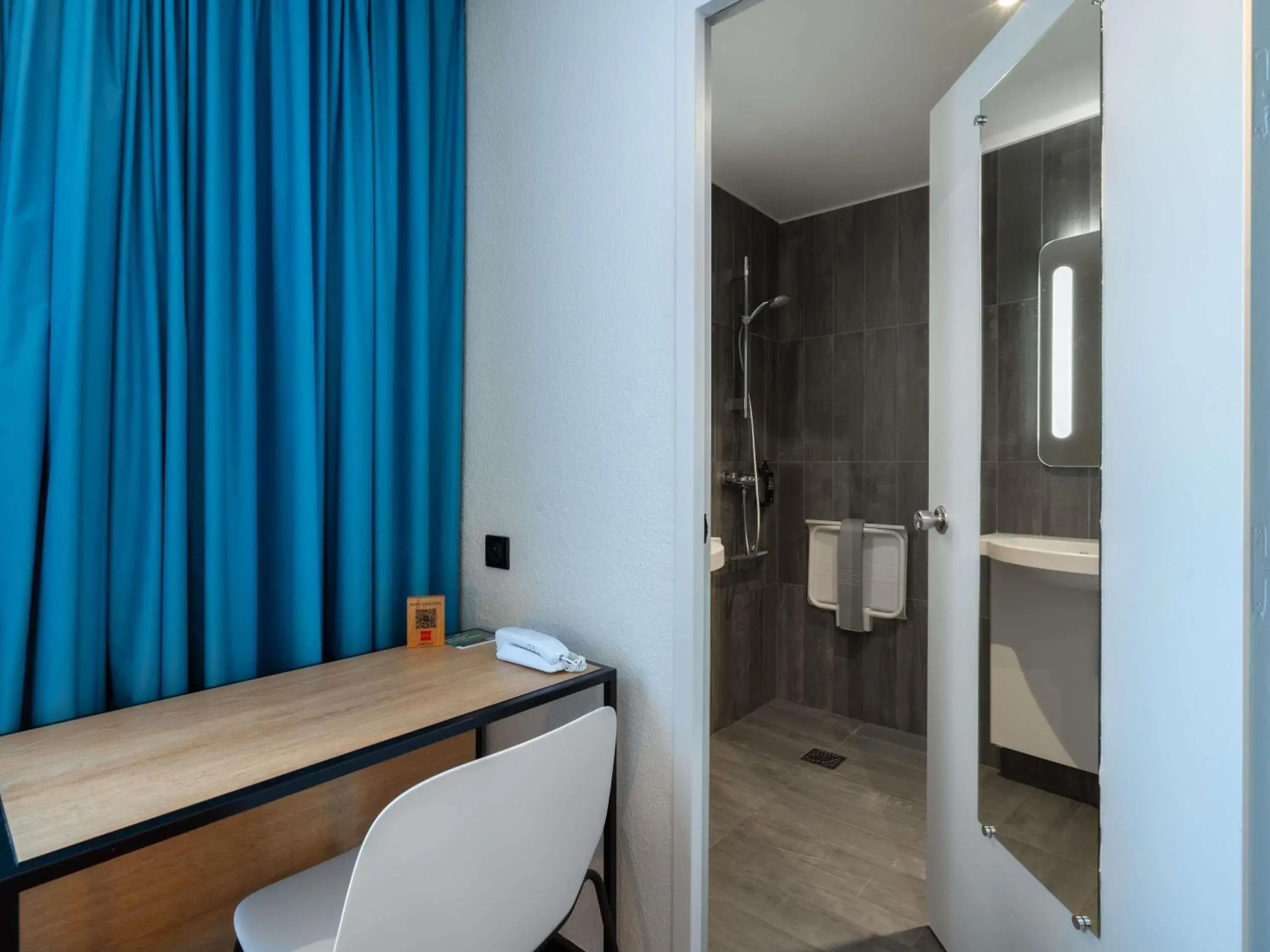 Bedroom in ibis Epernay Centre Ville Bedroom in ibis Epernay Centre Ville