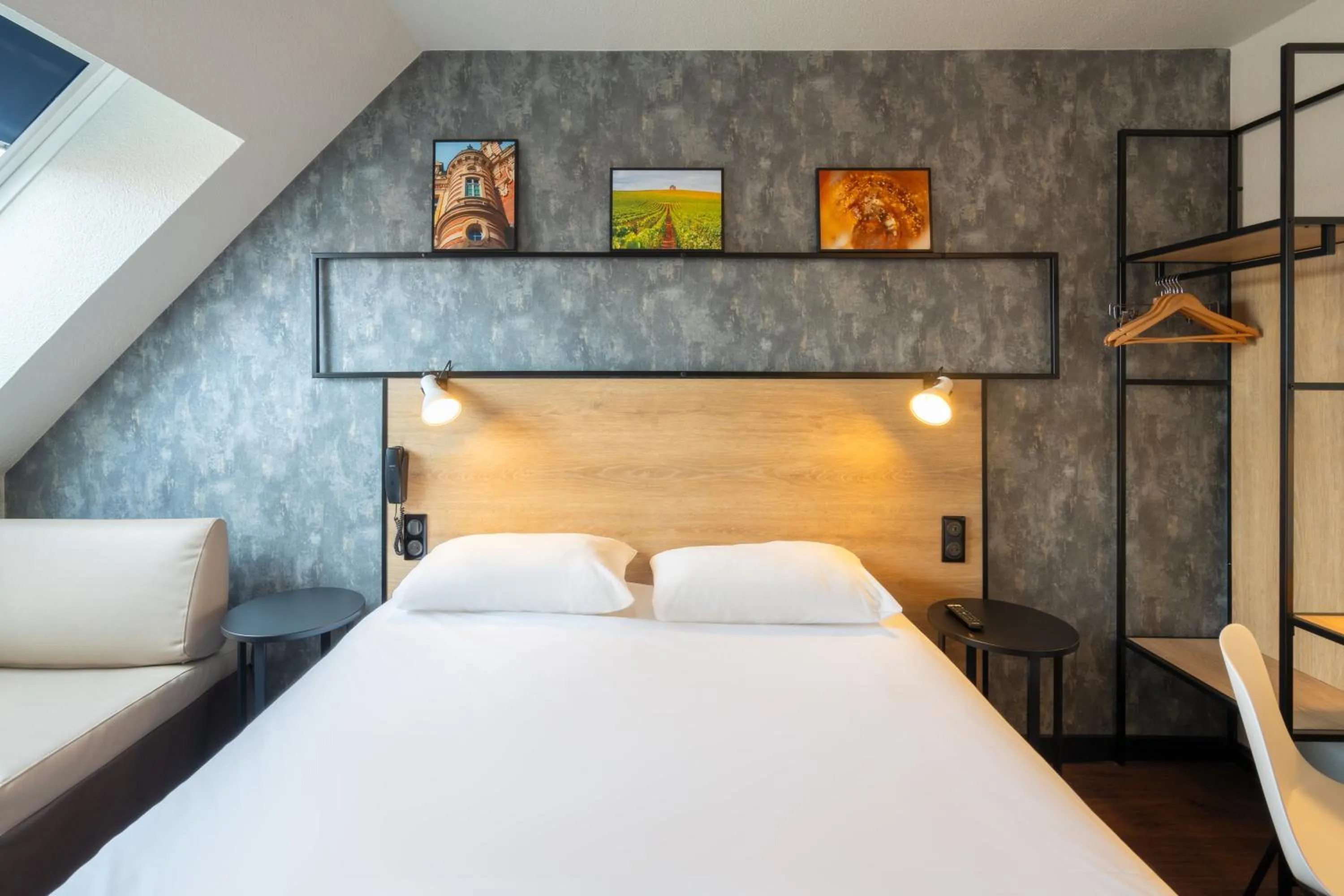 Bedroom, Bed in ibis Epernay Centre Ville