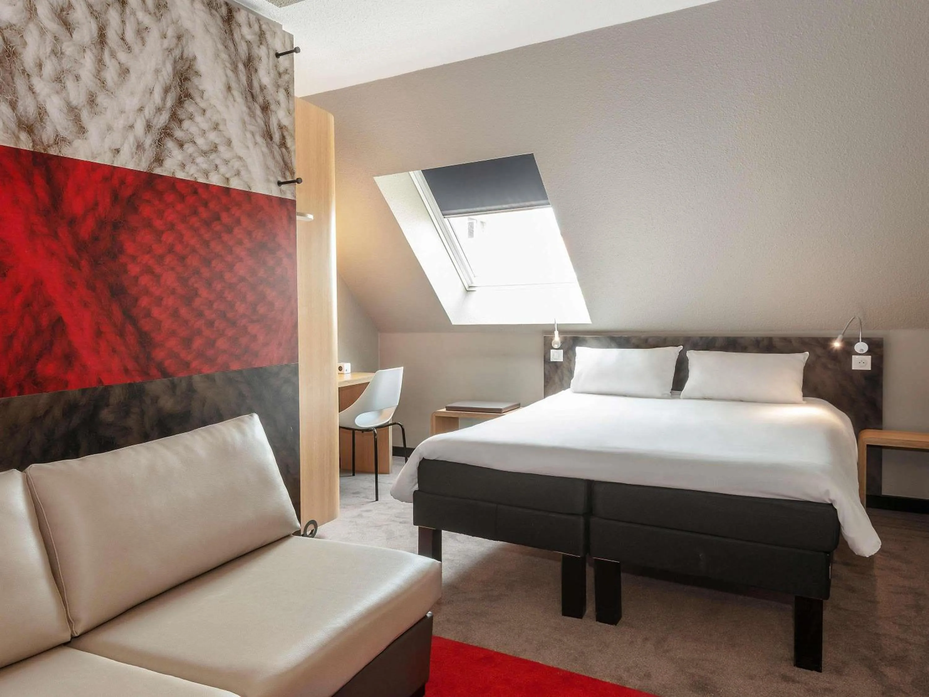 Bedroom, Bed in ibis Epernay Centre Ville
