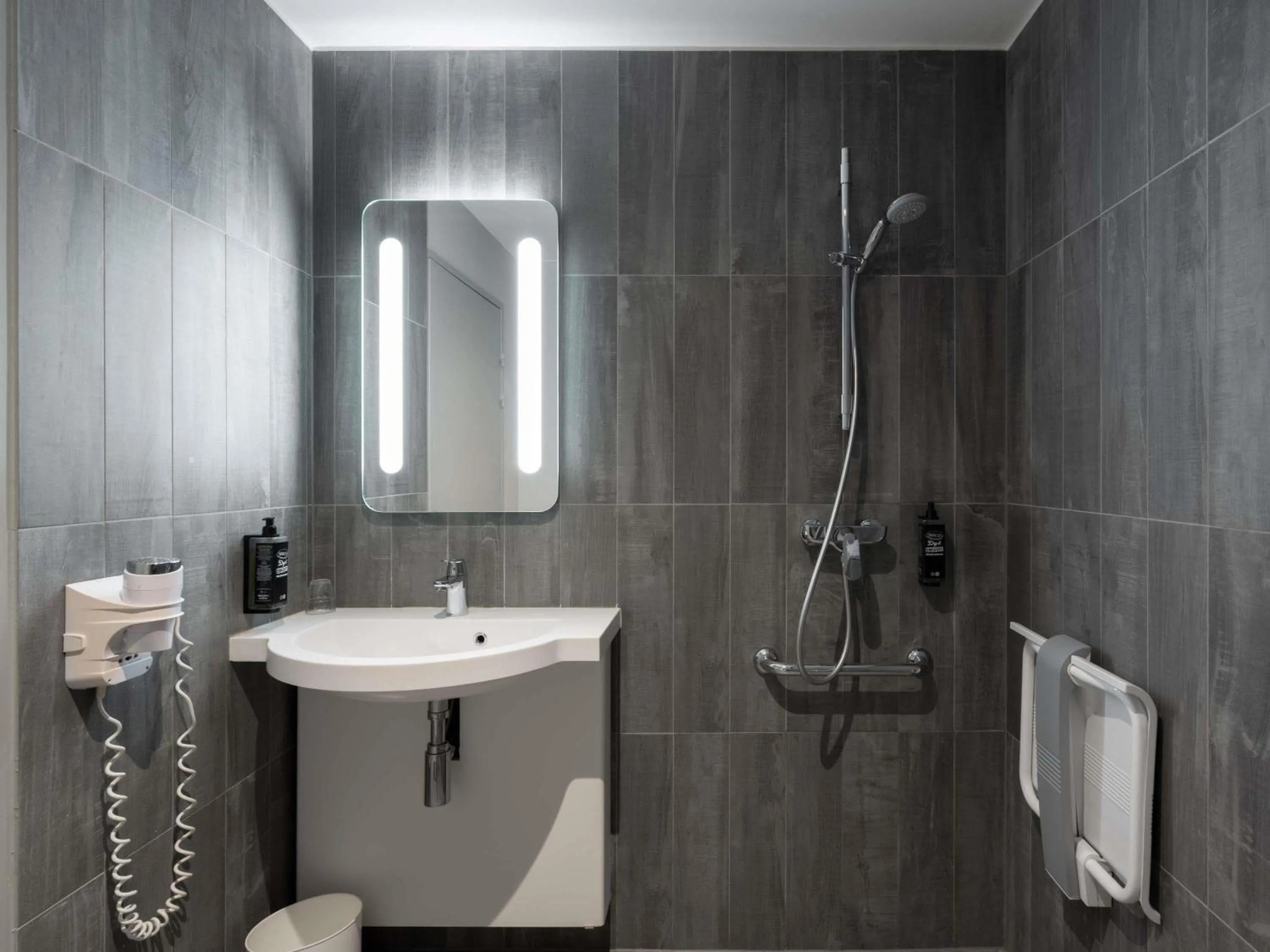 Bedroom in ibis Epernay Centre Ville