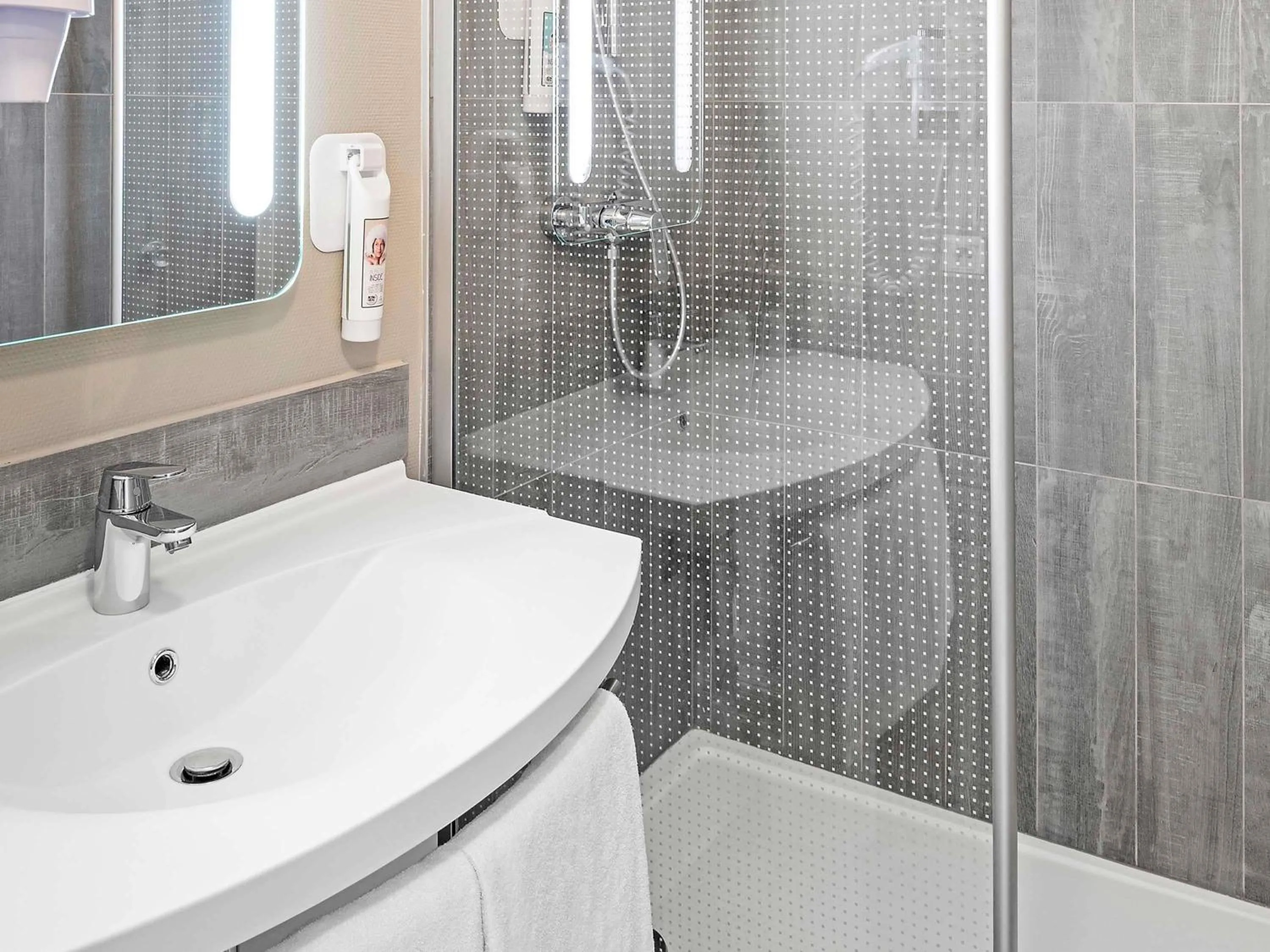 Bedroom in ibis Epernay Centre Ville