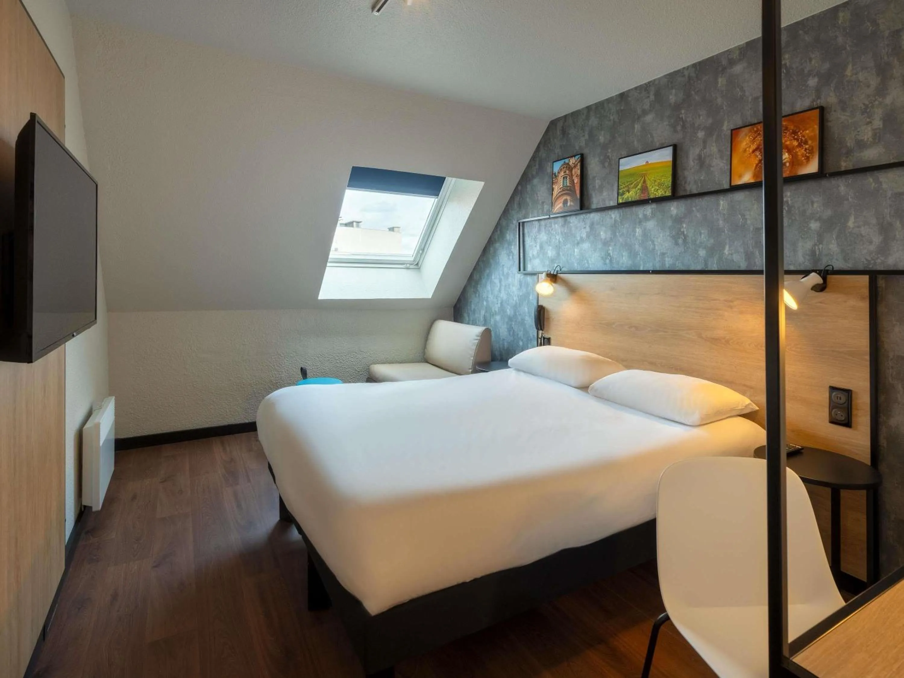 Bedroom, Bed in ibis Epernay Centre Ville