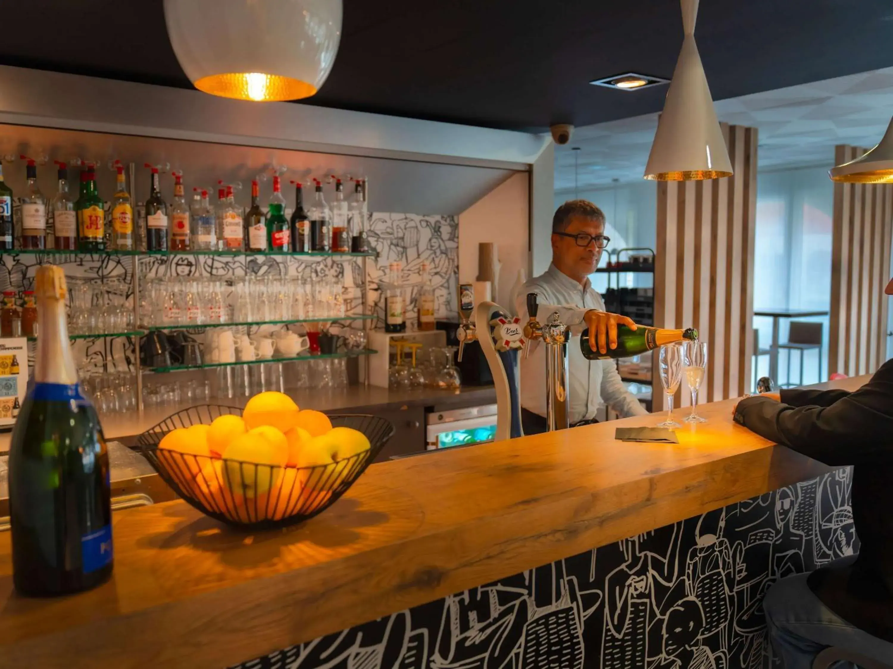 Lounge or bar in ibis Epernay Centre Ville Lounge or bar in ibis Epernay Centre Ville