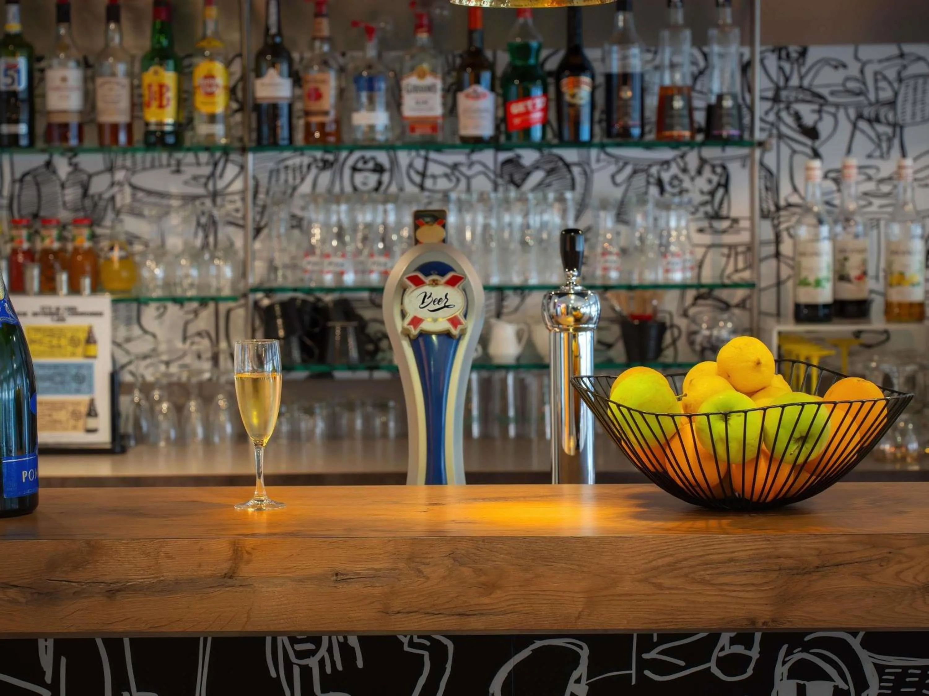 Lounge or bar in ibis Epernay Centre Ville