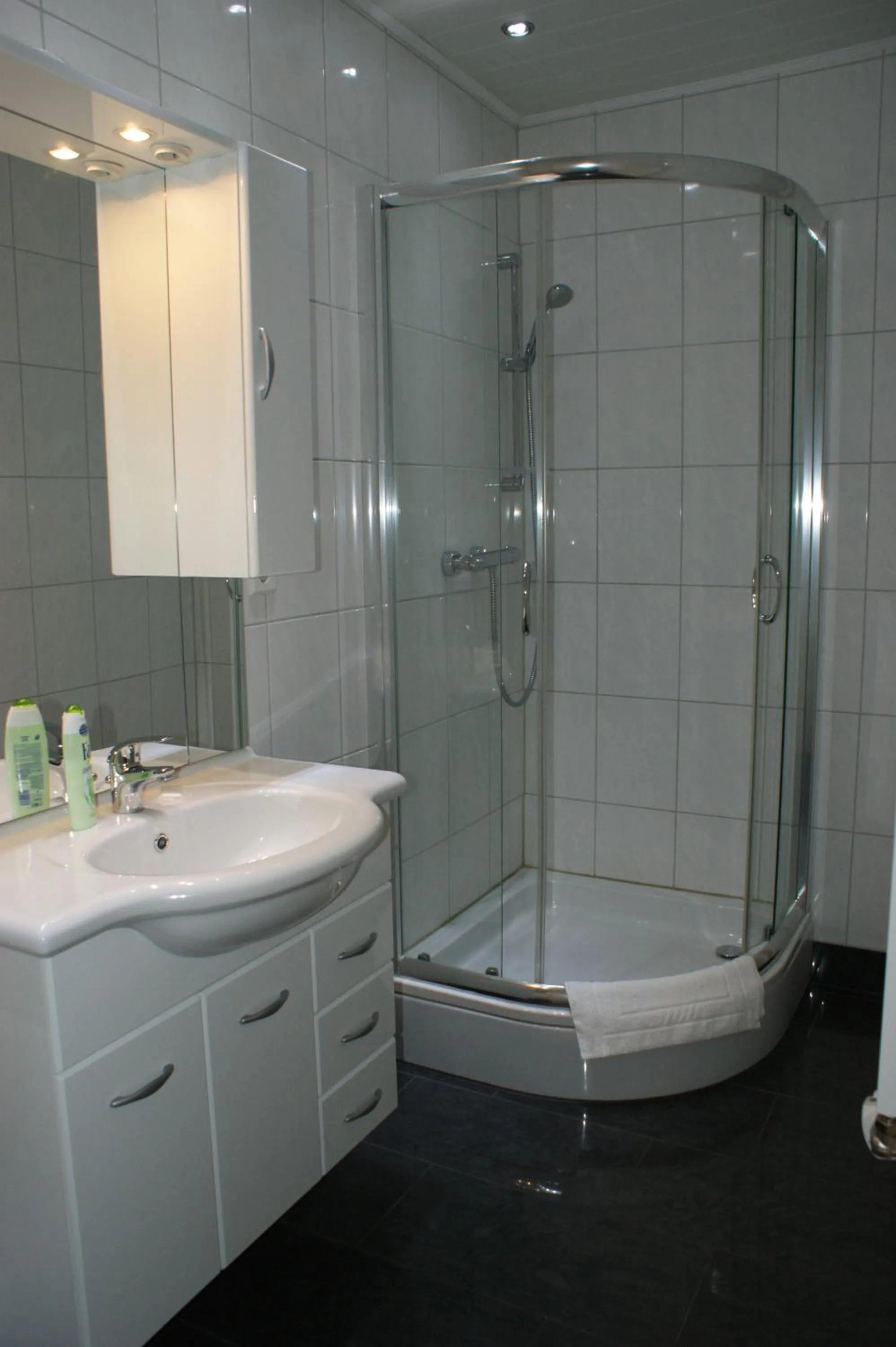 Bathroom in Hotel Rühen, 24 Stunden Check in, Küche, kostenfreie Parkplätze