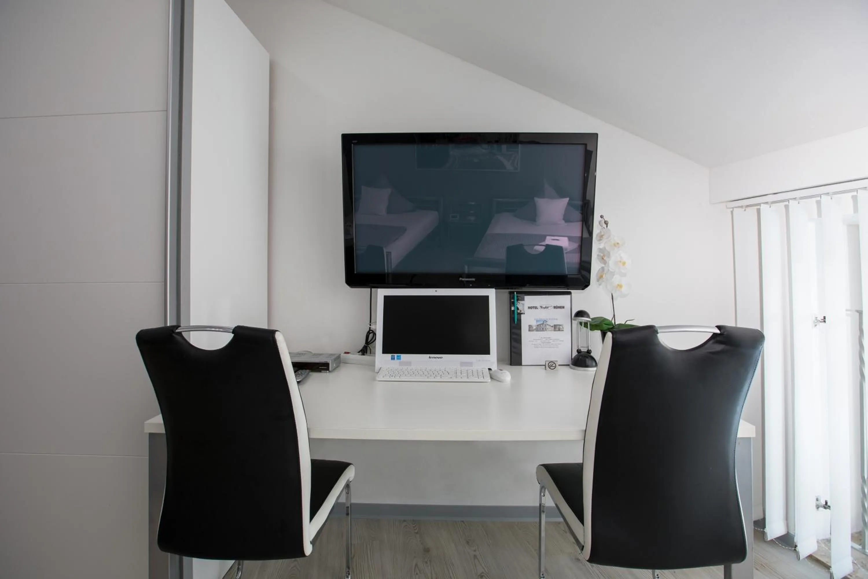 TV and multimedia in Hotel Rühen, 24 Stunden Check in, Küche, kostenfreie Parkplätze