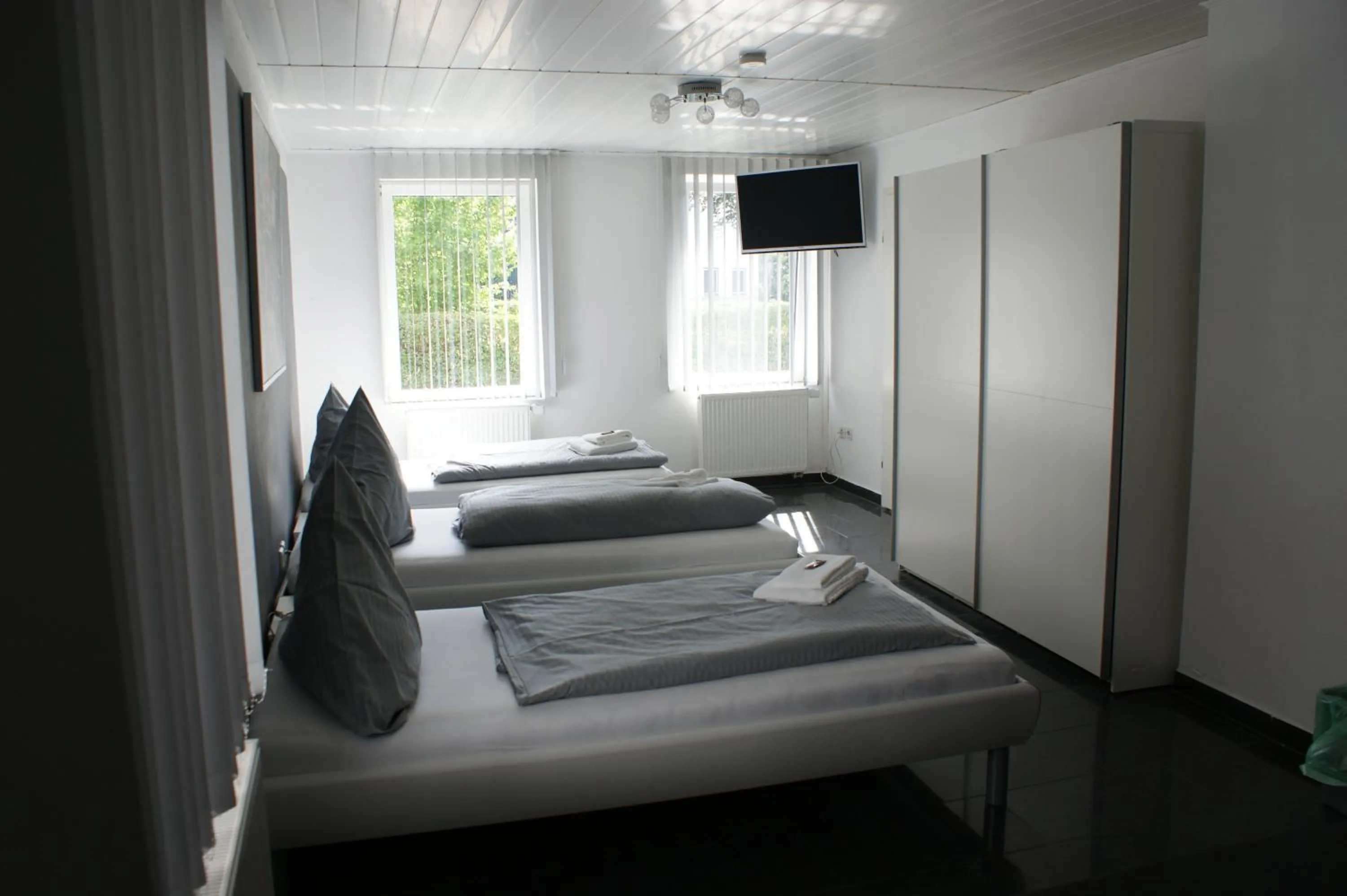 Day, Bed in Hotel Rühen, 24 Stunden Check in, Küche, kostenfreie Parkplätze