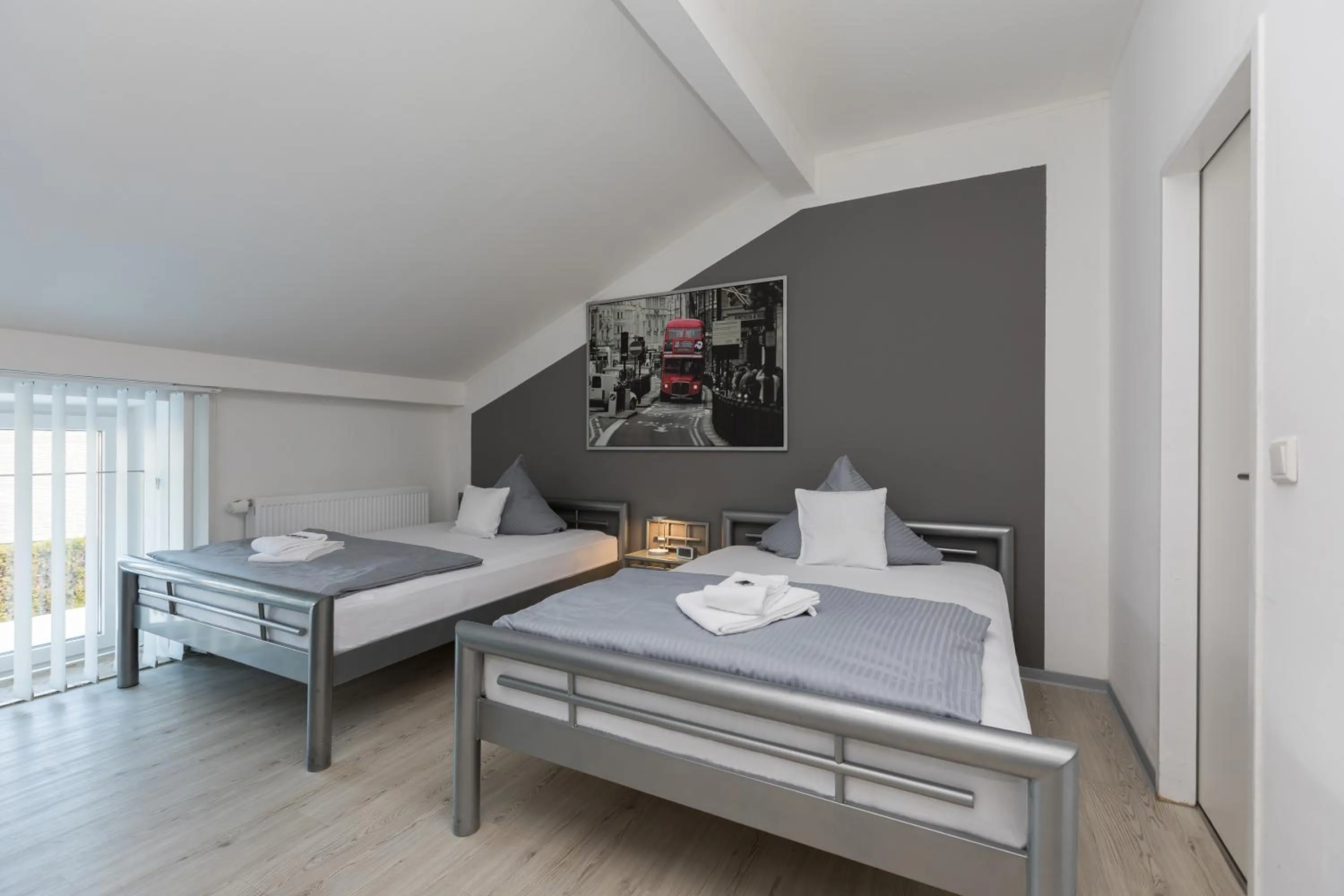 Photo of the whole room, Bed in Hotel Rühen, 24 Stunden Check in, Küche, kostenfreie Parkplätze