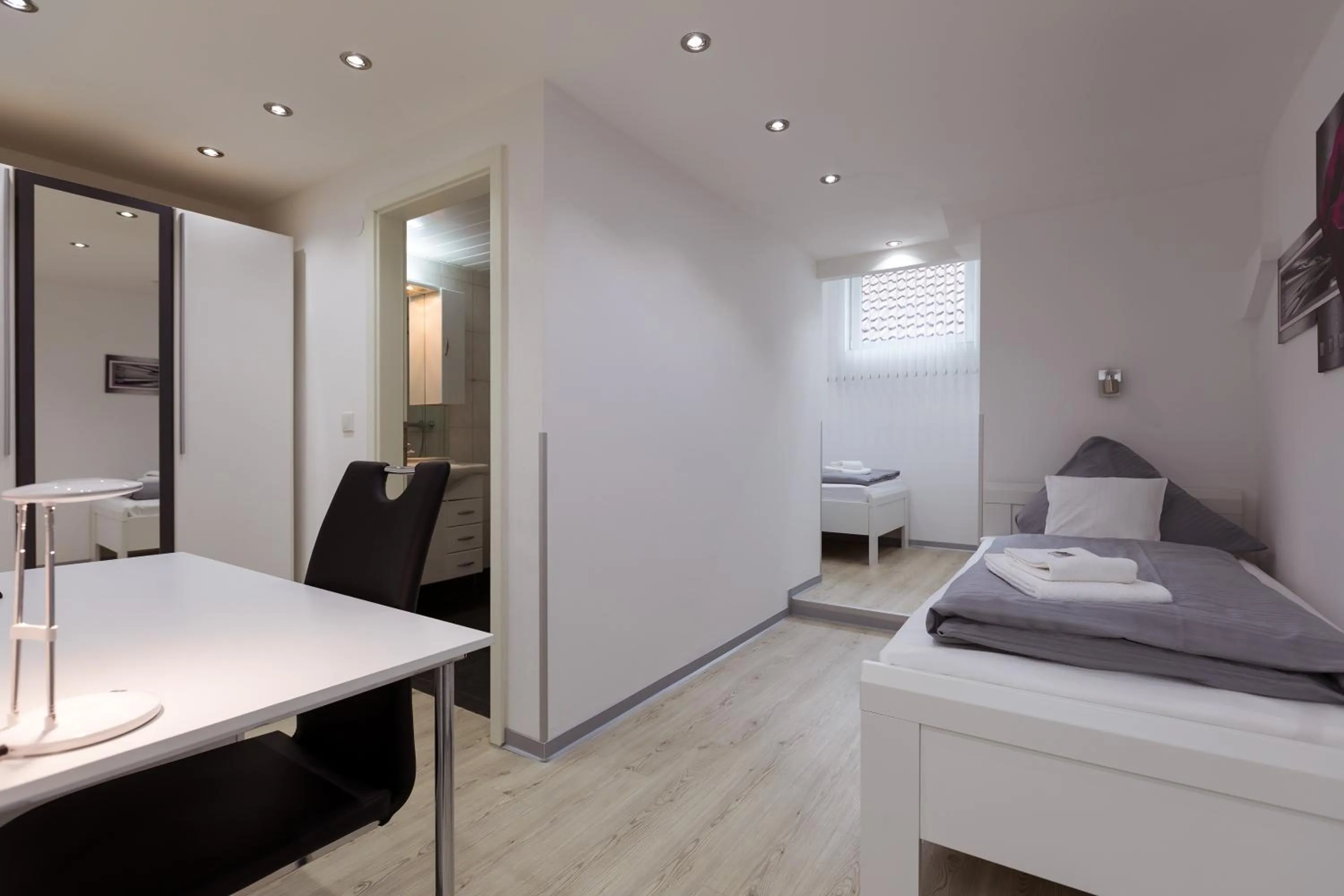 Photo of the whole room, Bed in Hotel Rühen, 24 Stunden Check in, Küche, kostenfreie Parkplätze