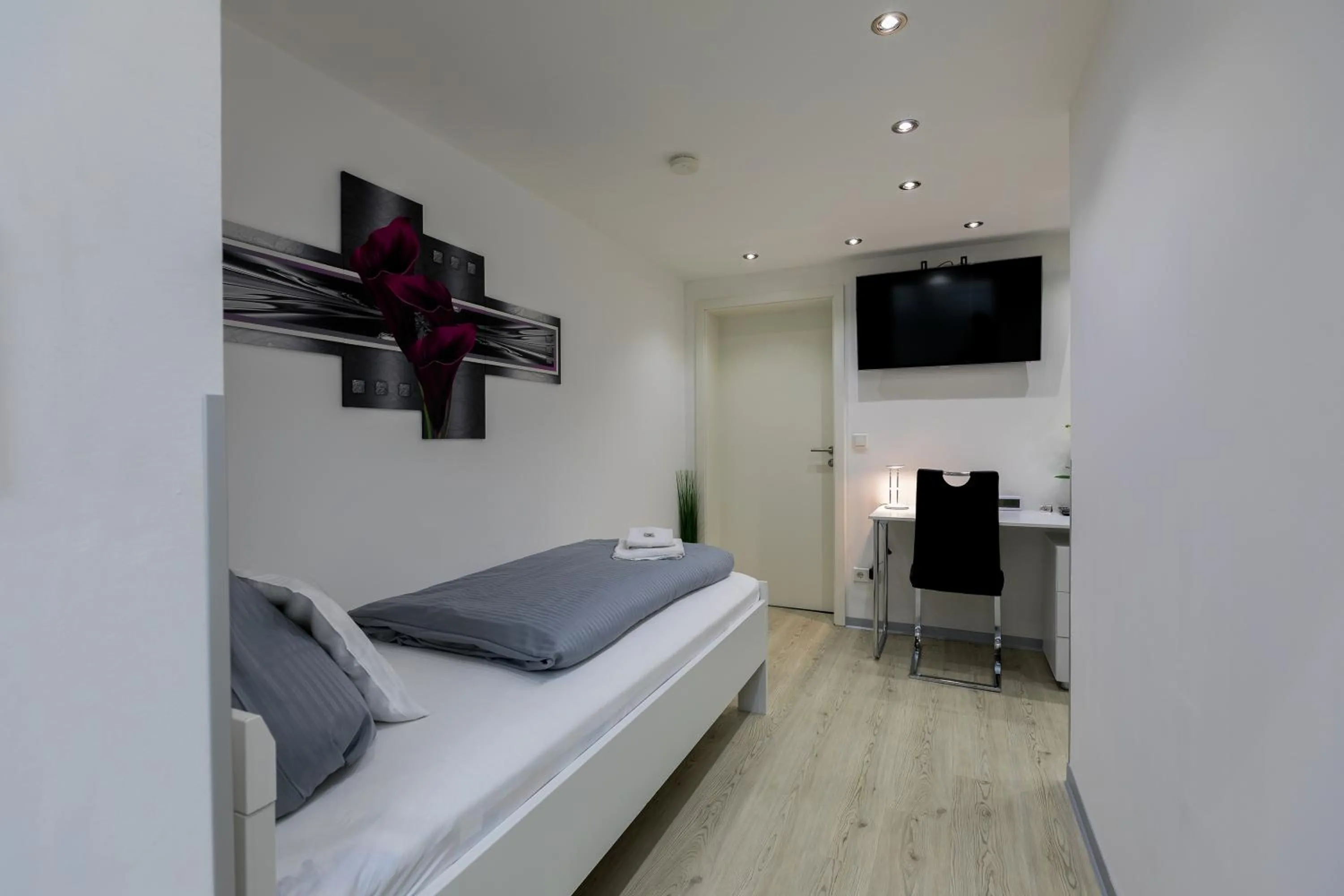 Photo of the whole room, Bed in Hotel Rühen, 24 Stunden Check in, Küche, kostenfreie Parkplätze