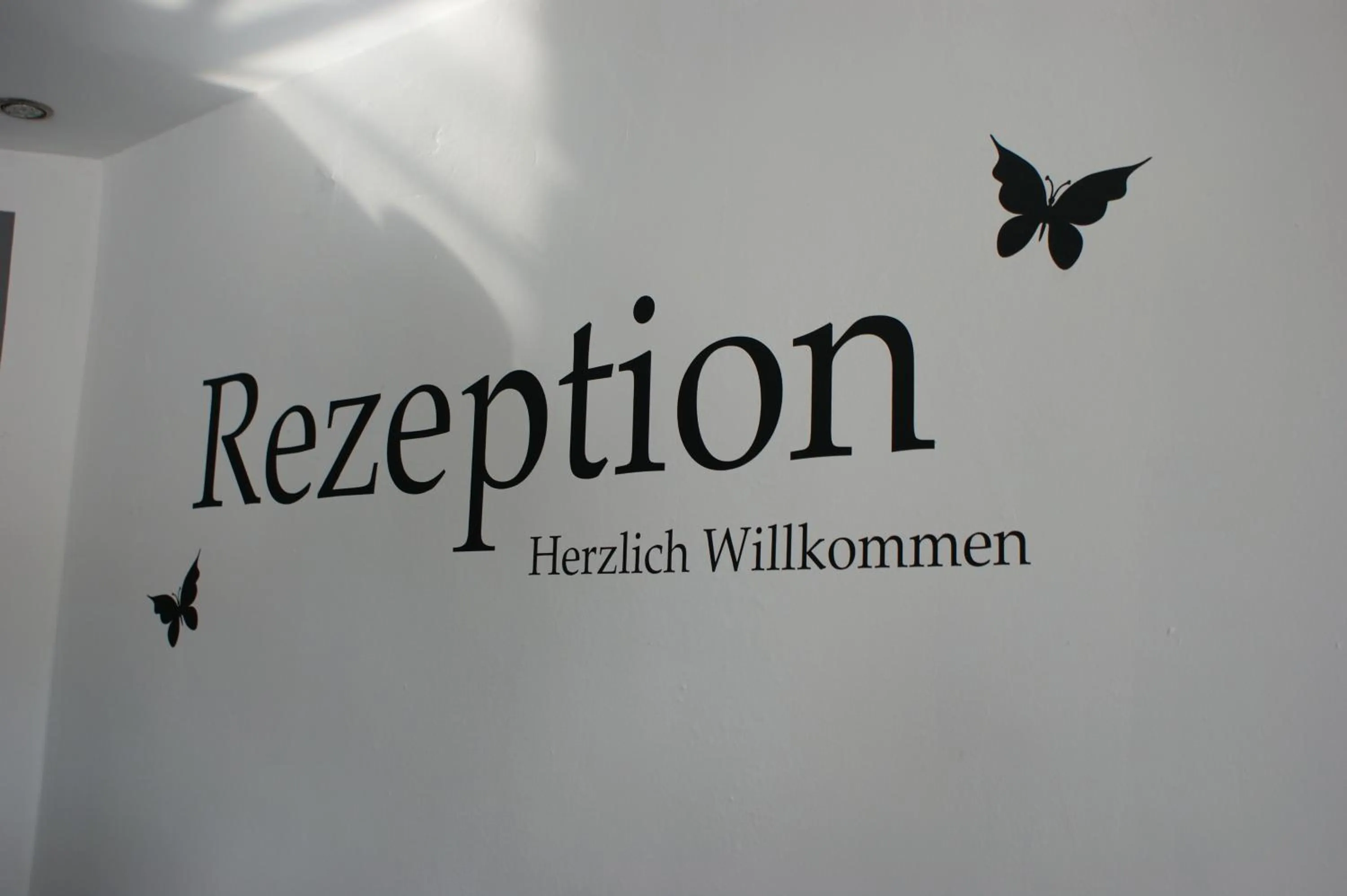 Property logo or sign in Hotel Rühen, 24 Stunden Check in, Küche, kostenfreie Parkplätze