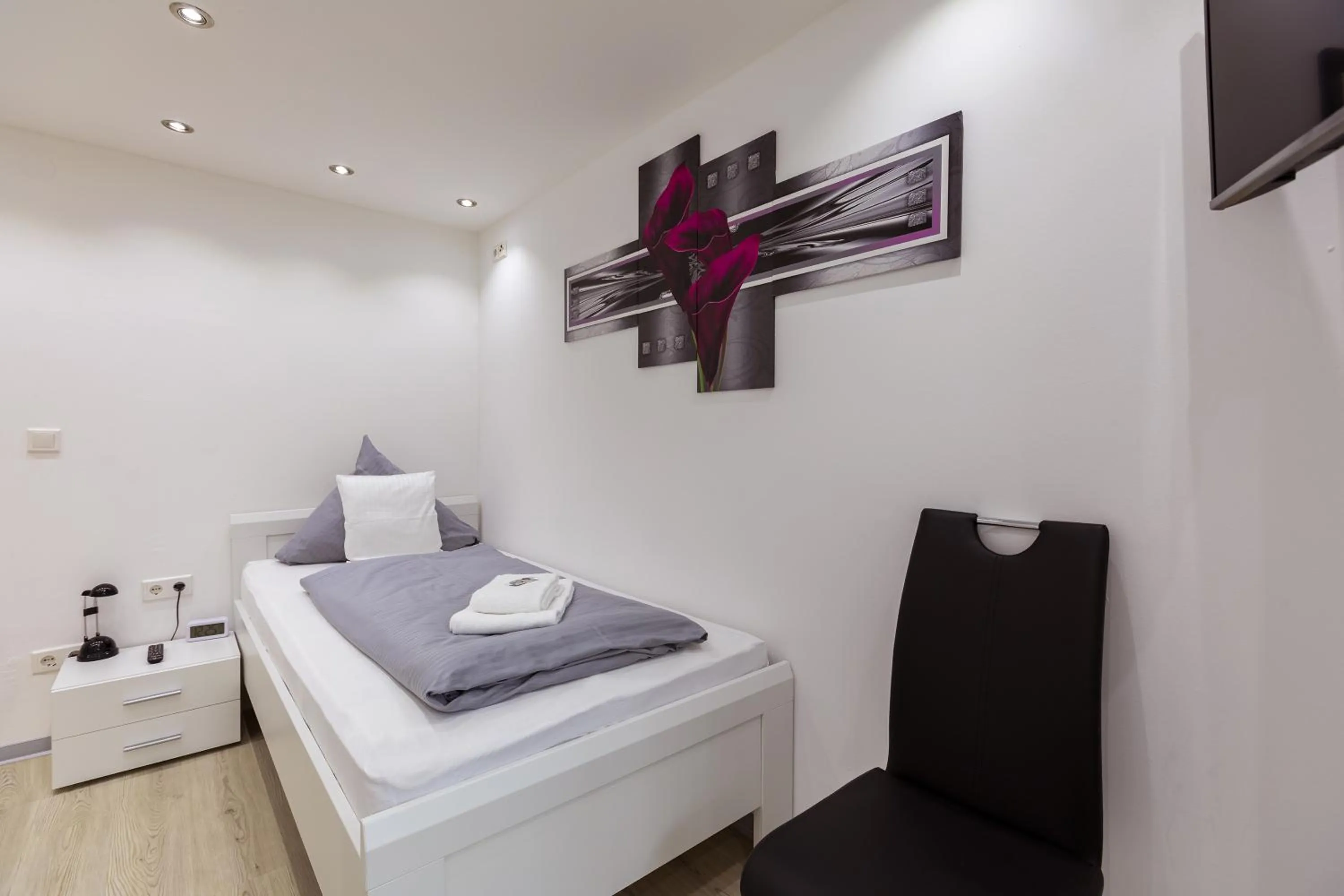 Photo of the whole room, Bed in Hotel Rühen, 24 Stunden Check in, Küche, kostenfreie Parkplätze