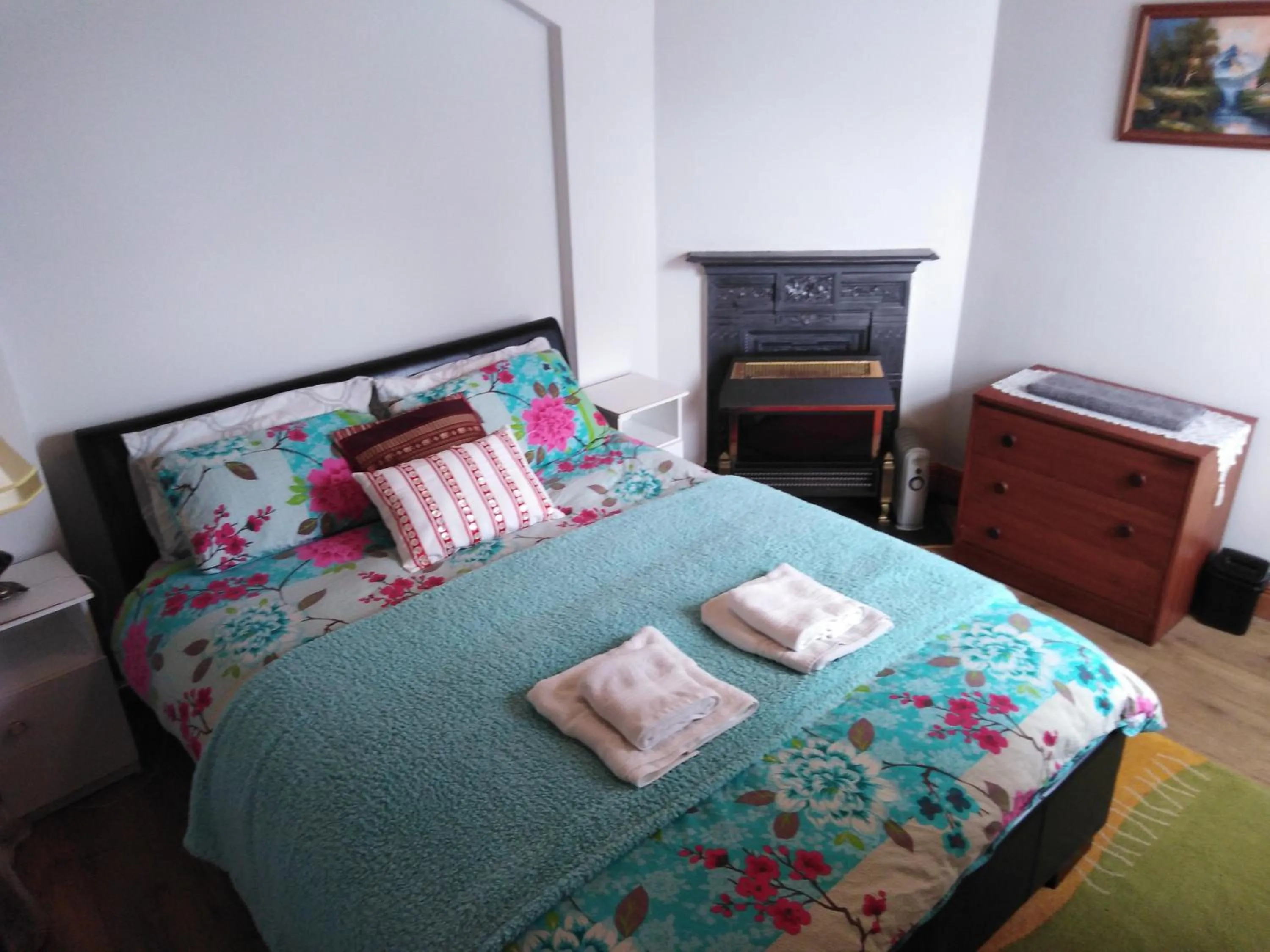 Photo of the whole room, Bed in Shalom