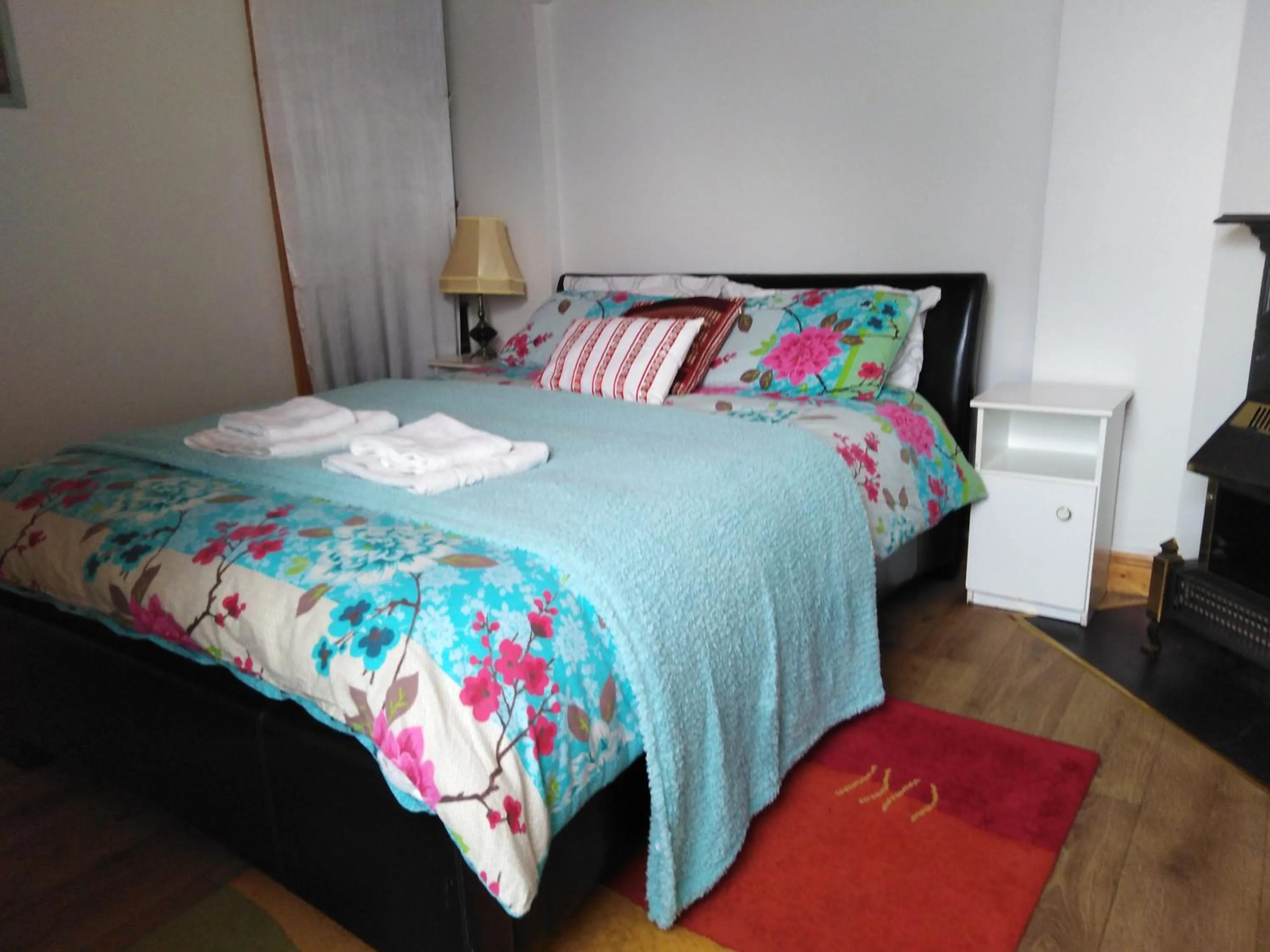 Photo of the whole room, Bed in Shalom