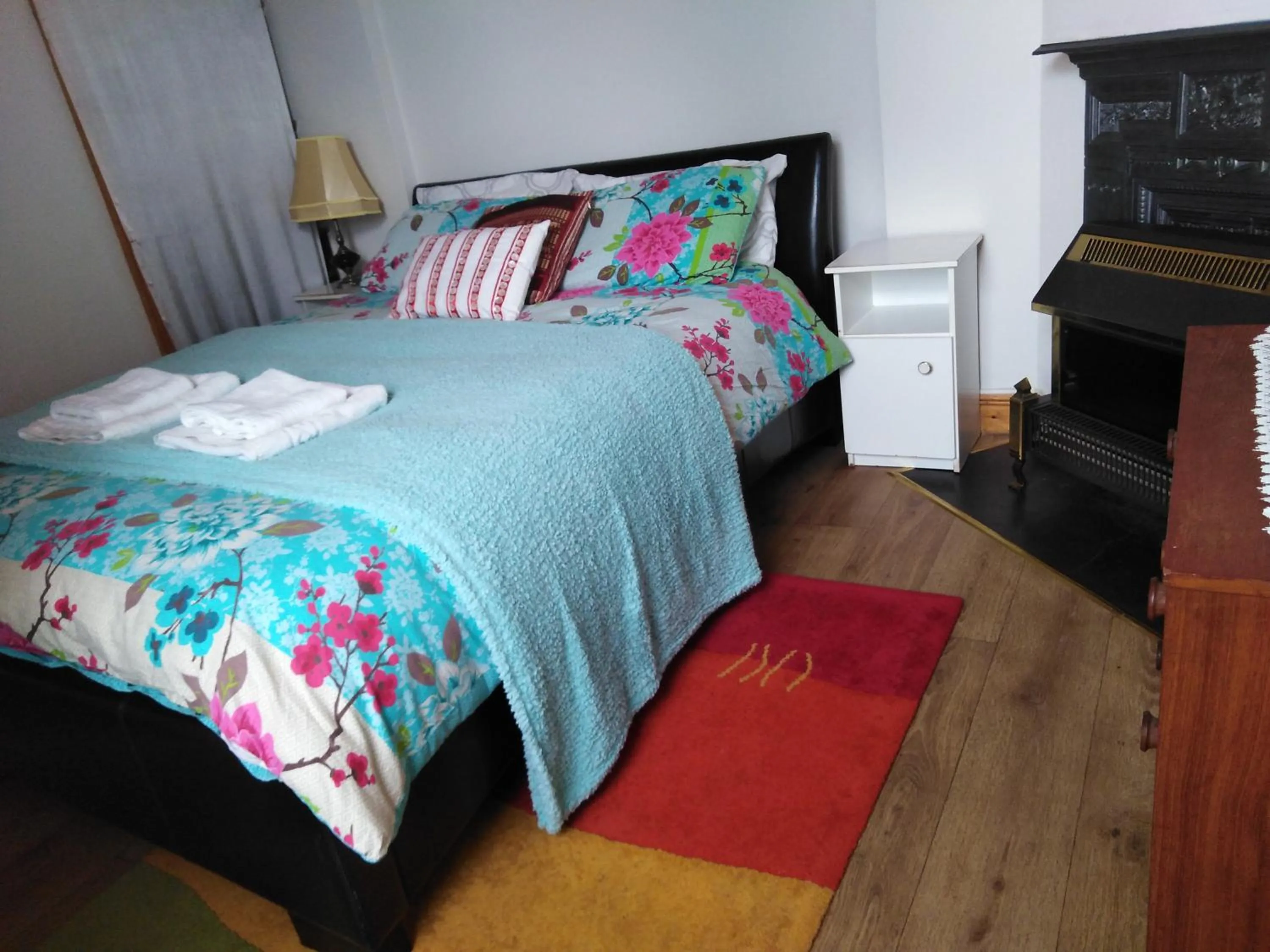 Photo of the whole room, Bed in Shalom