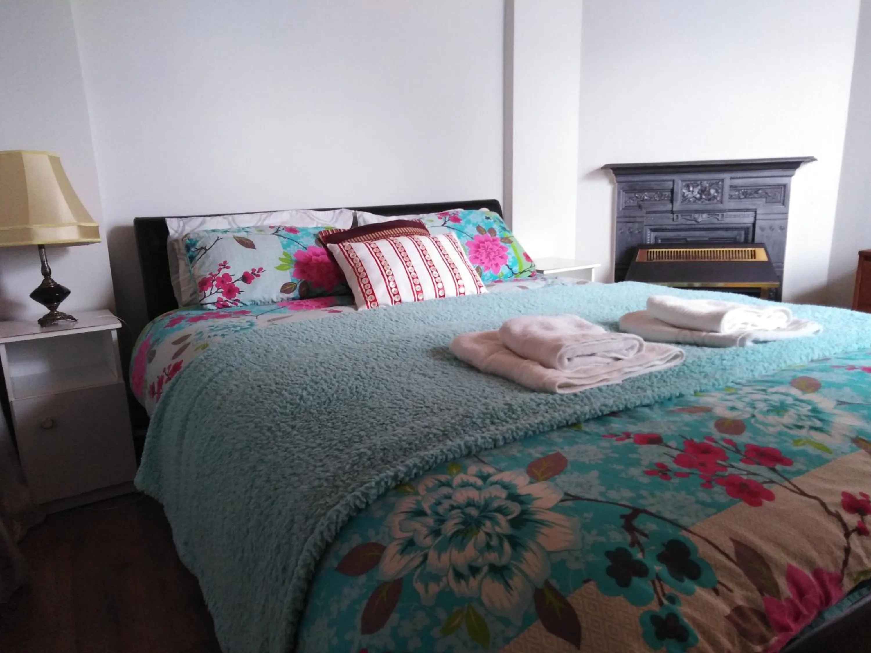 Photo of the whole room, Bed in Shalom