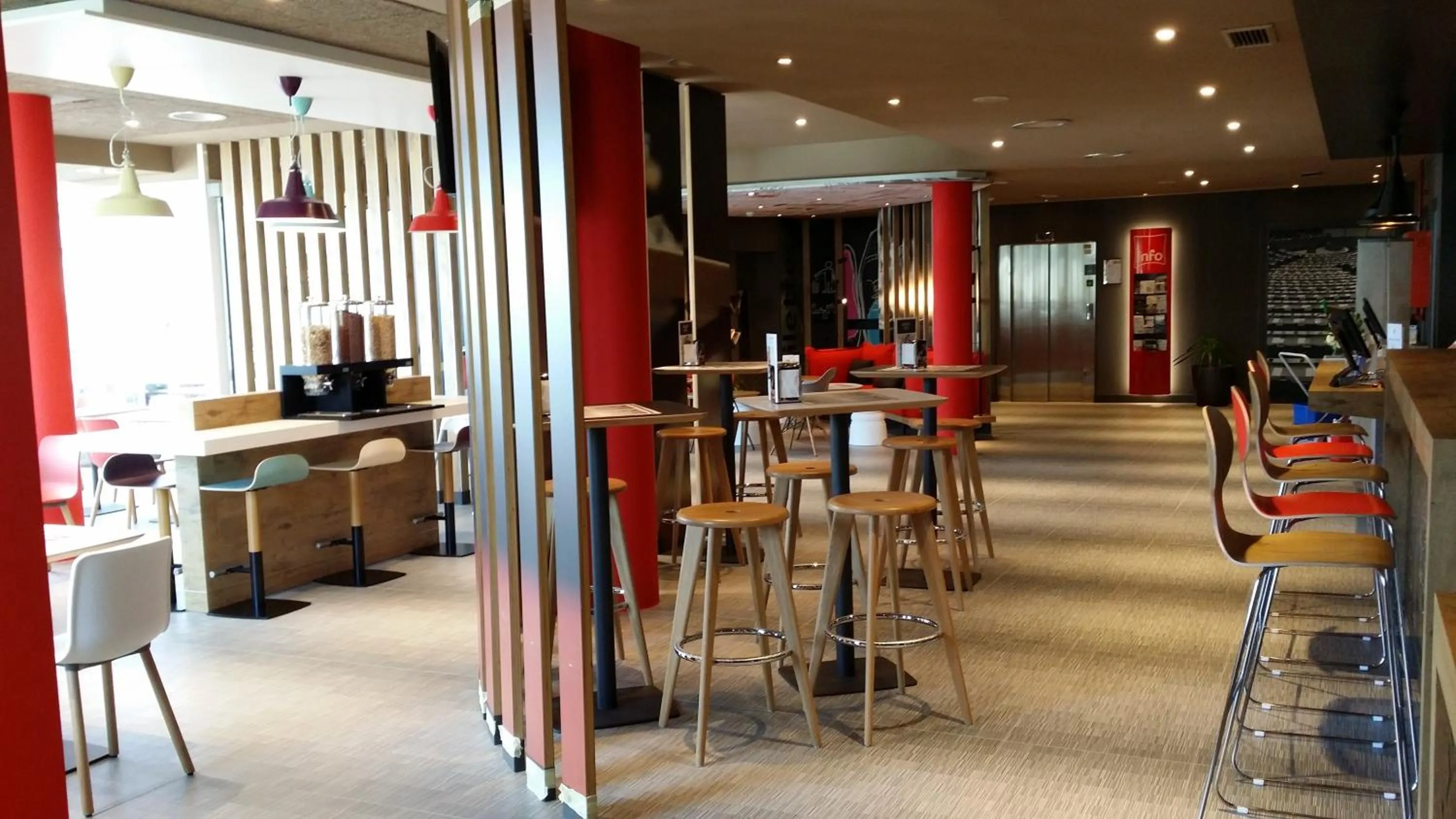 Lounge or bar in Ibis Irun