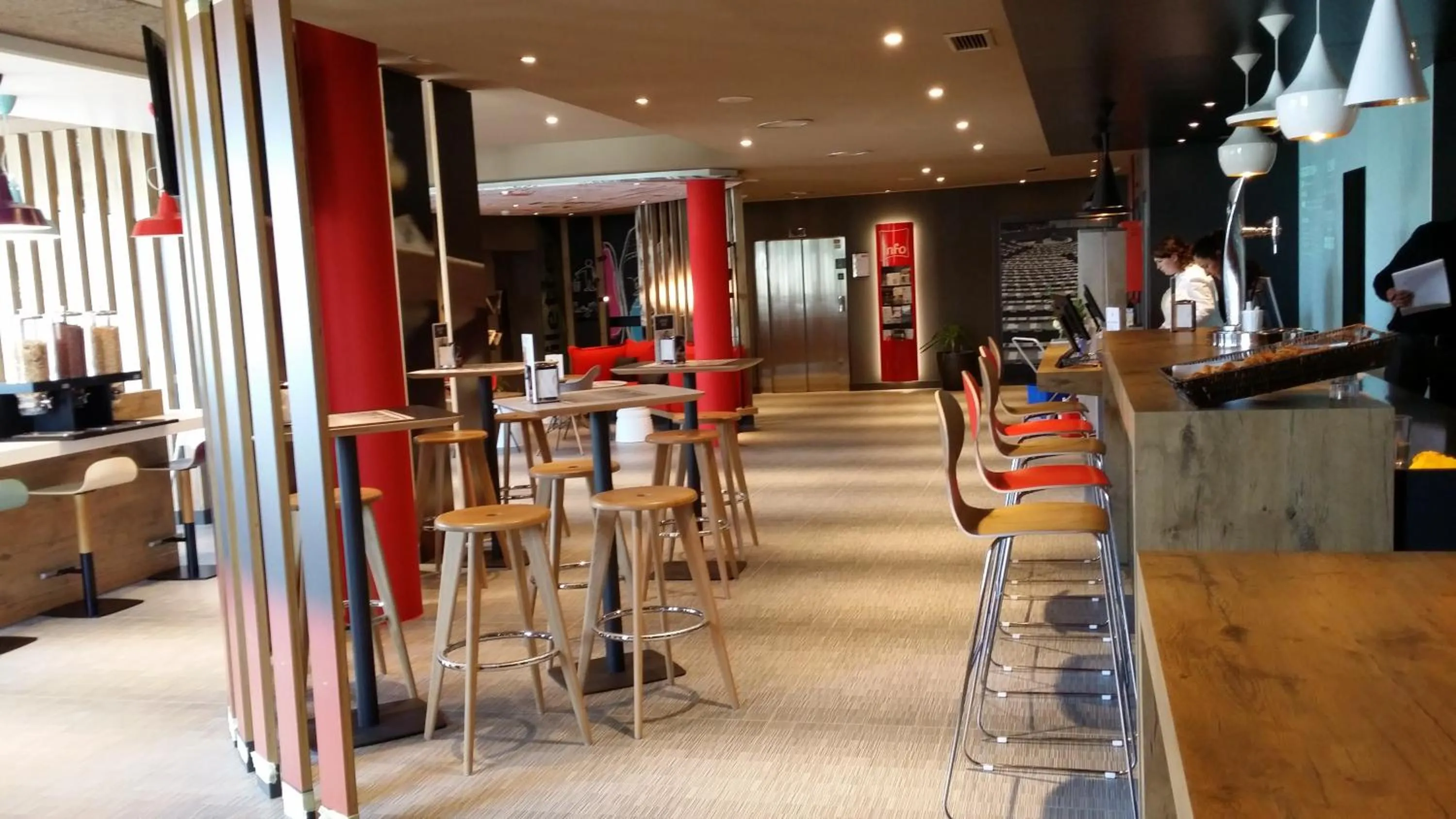 Lounge or bar in Ibis Irun