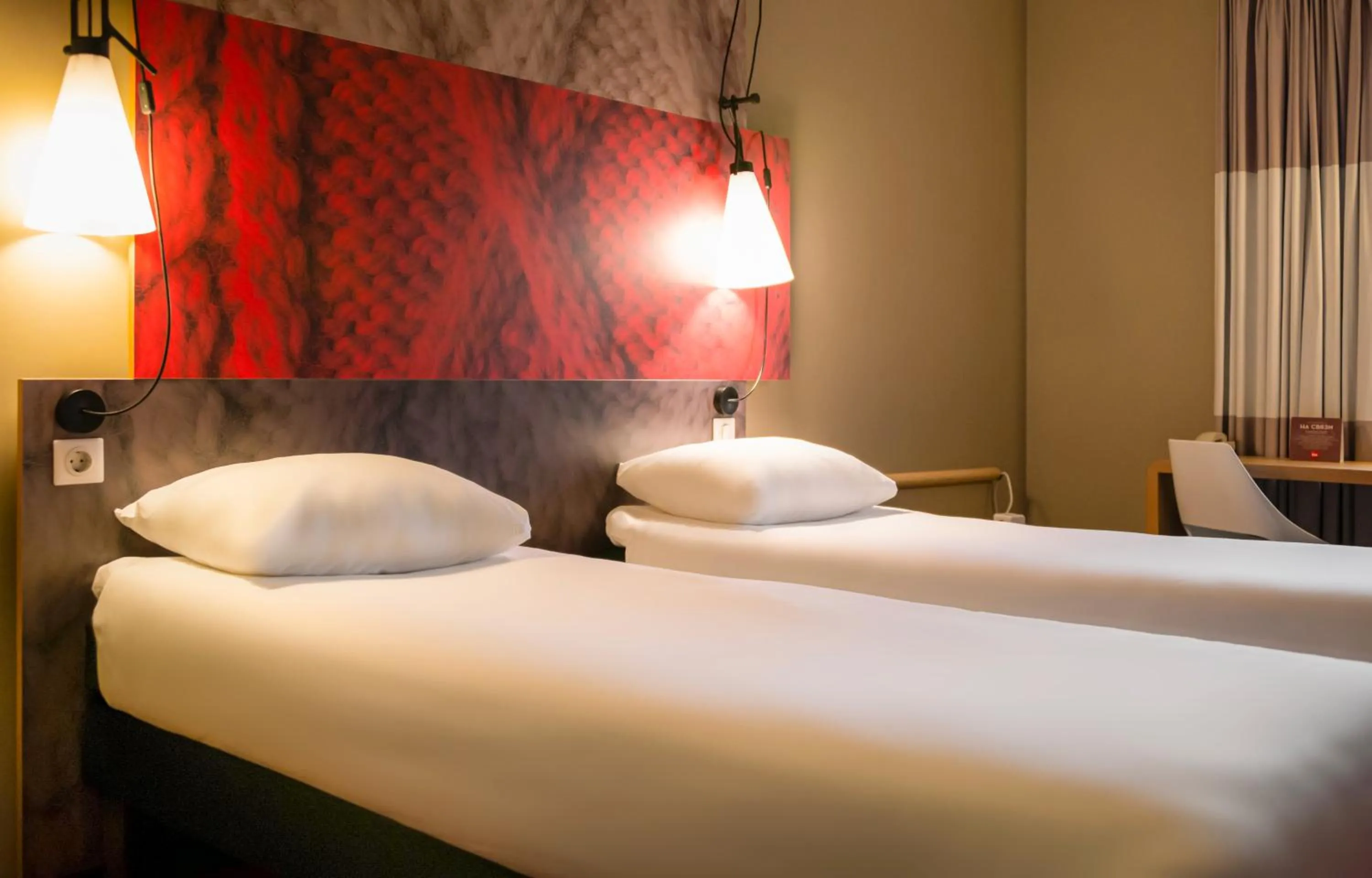 Photo of the whole room, Bed in Ibis Irun