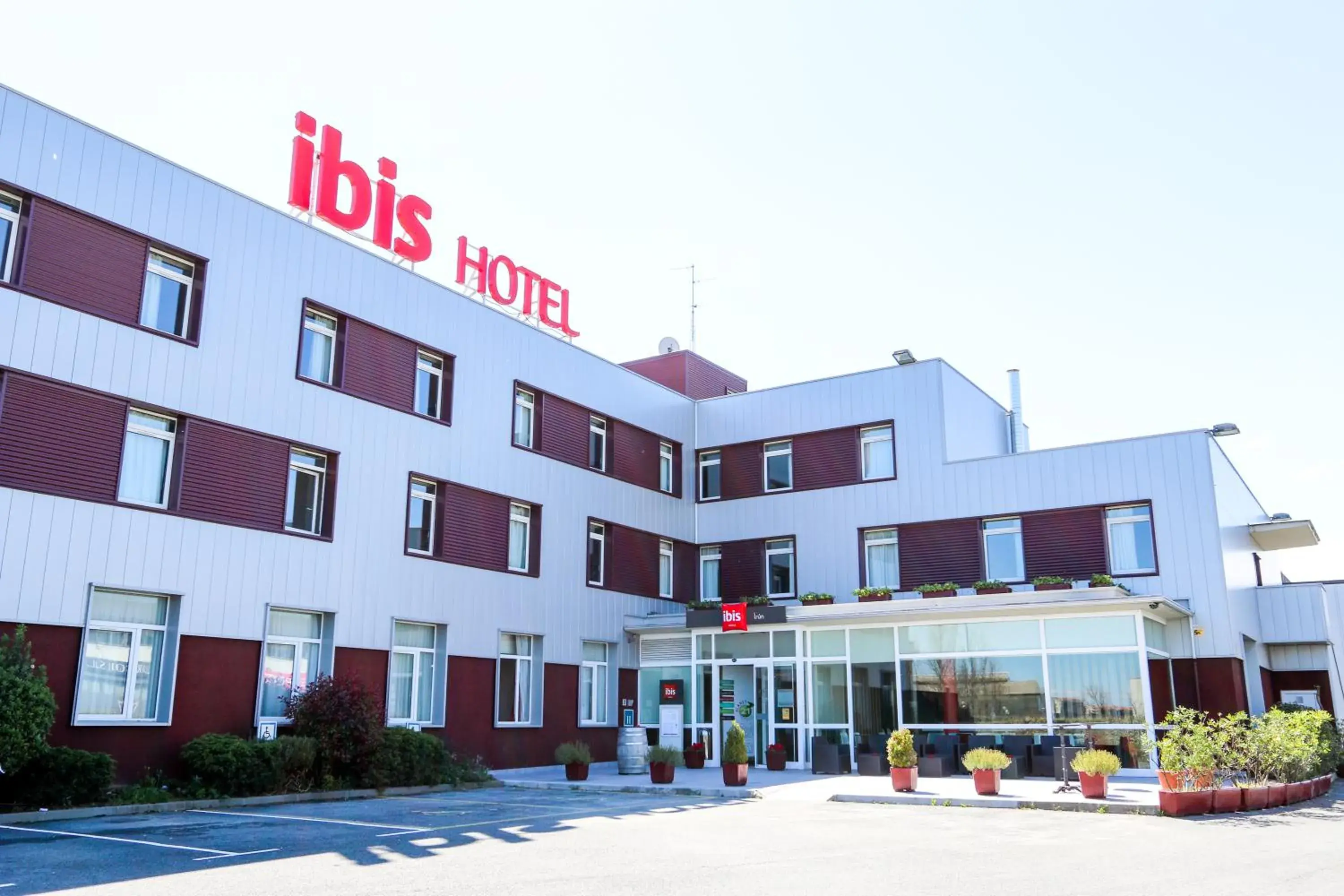 Facade/entrance in Ibis Irun Facade/entrance in Ibis Irun