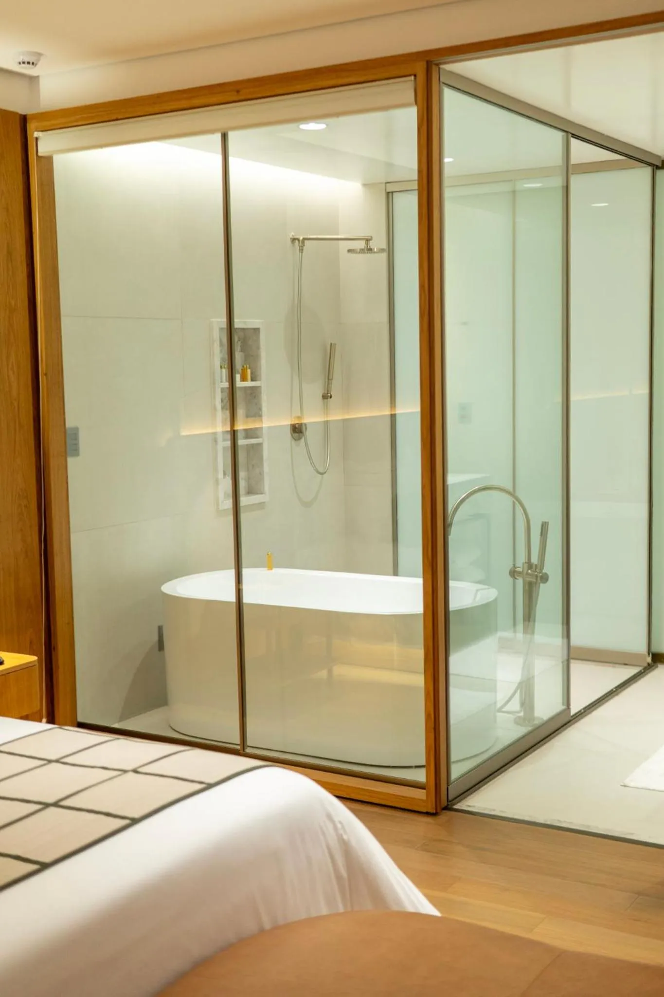 Shower, Bed in Hotel Vila Inglesa