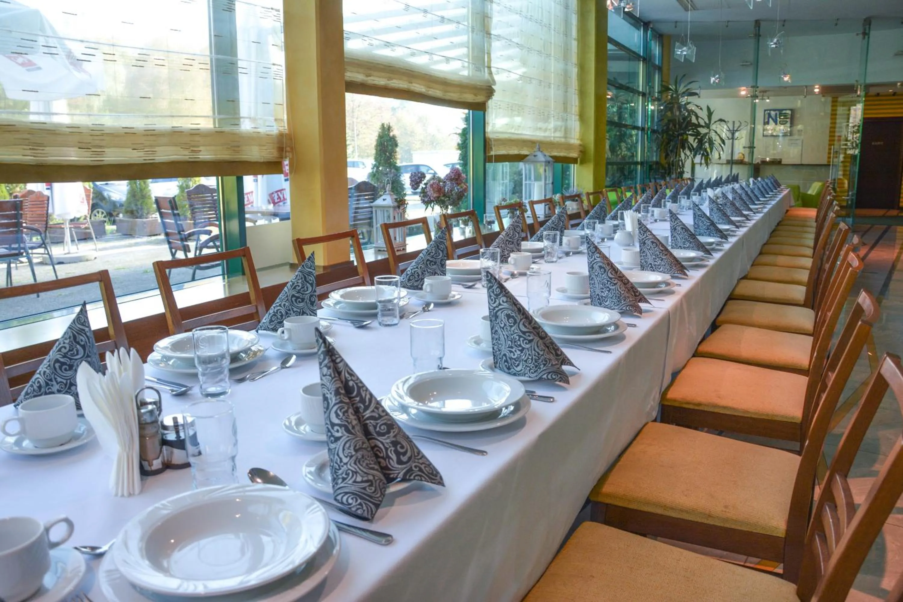 Restaurant/places to eat in Hotel Neo