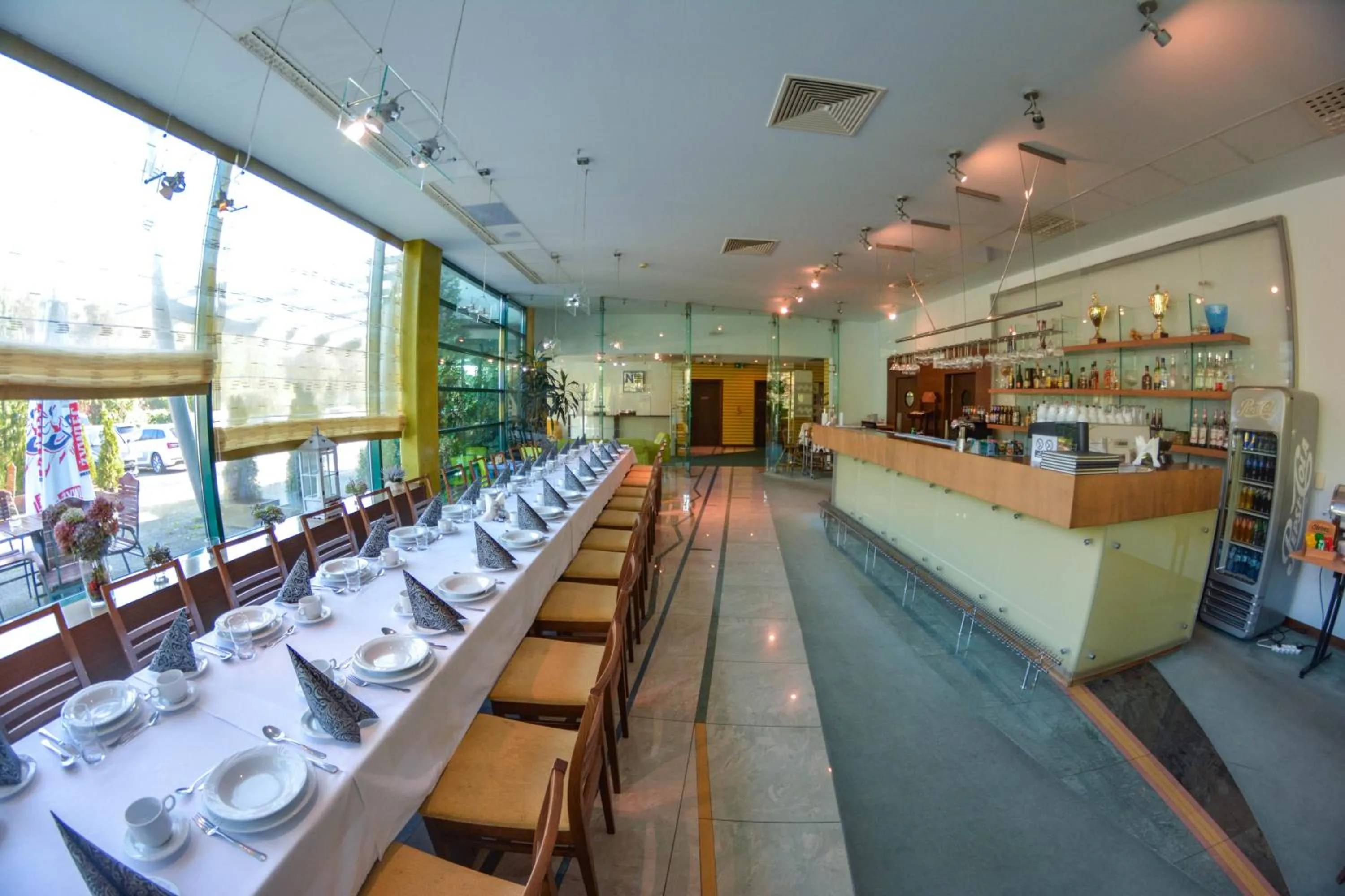 Restaurant/places to eat in Hotel Neo