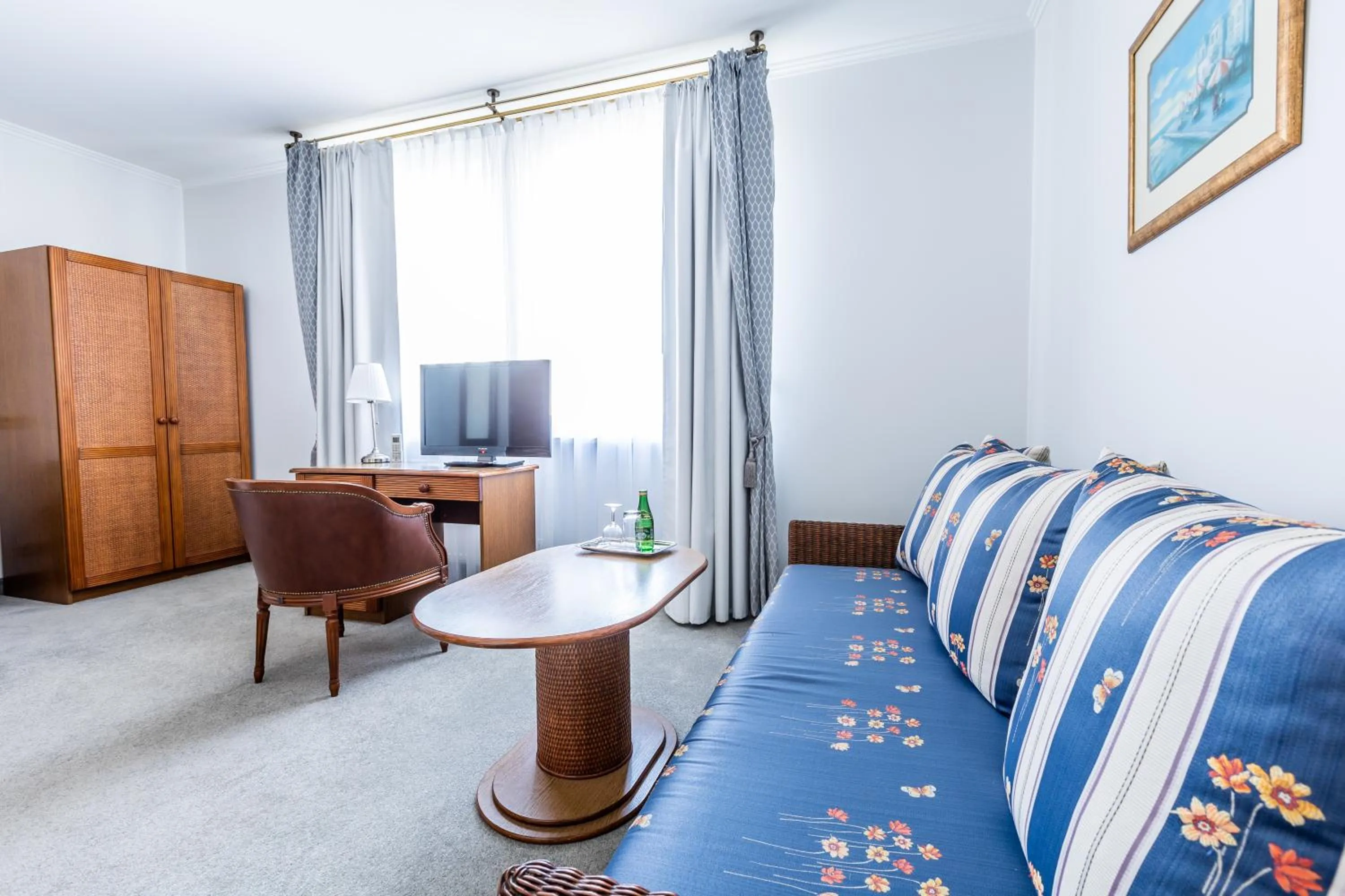 Communal lounge/ TV room, Bed in Hotel Pod Złotą Różą