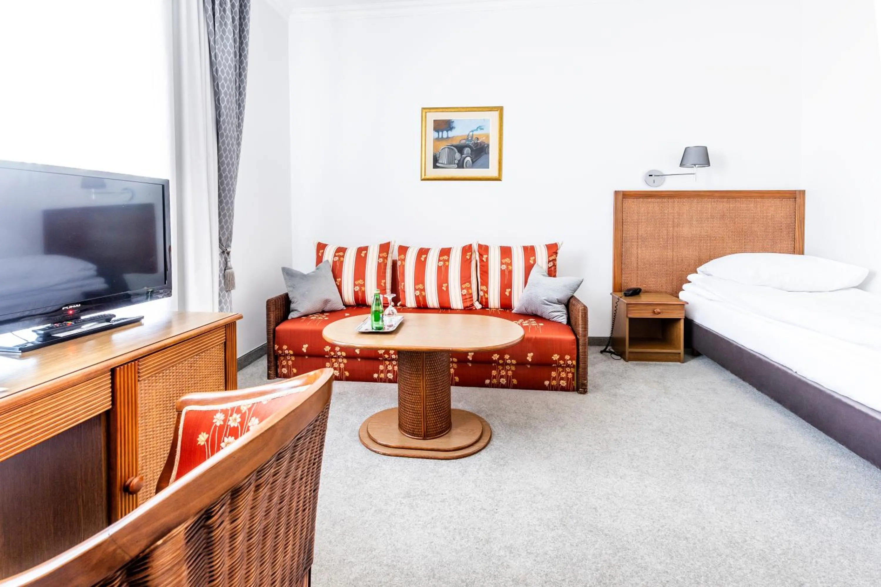 Communal lounge/ TV room, Bed in Hotel Pod Złotą Różą