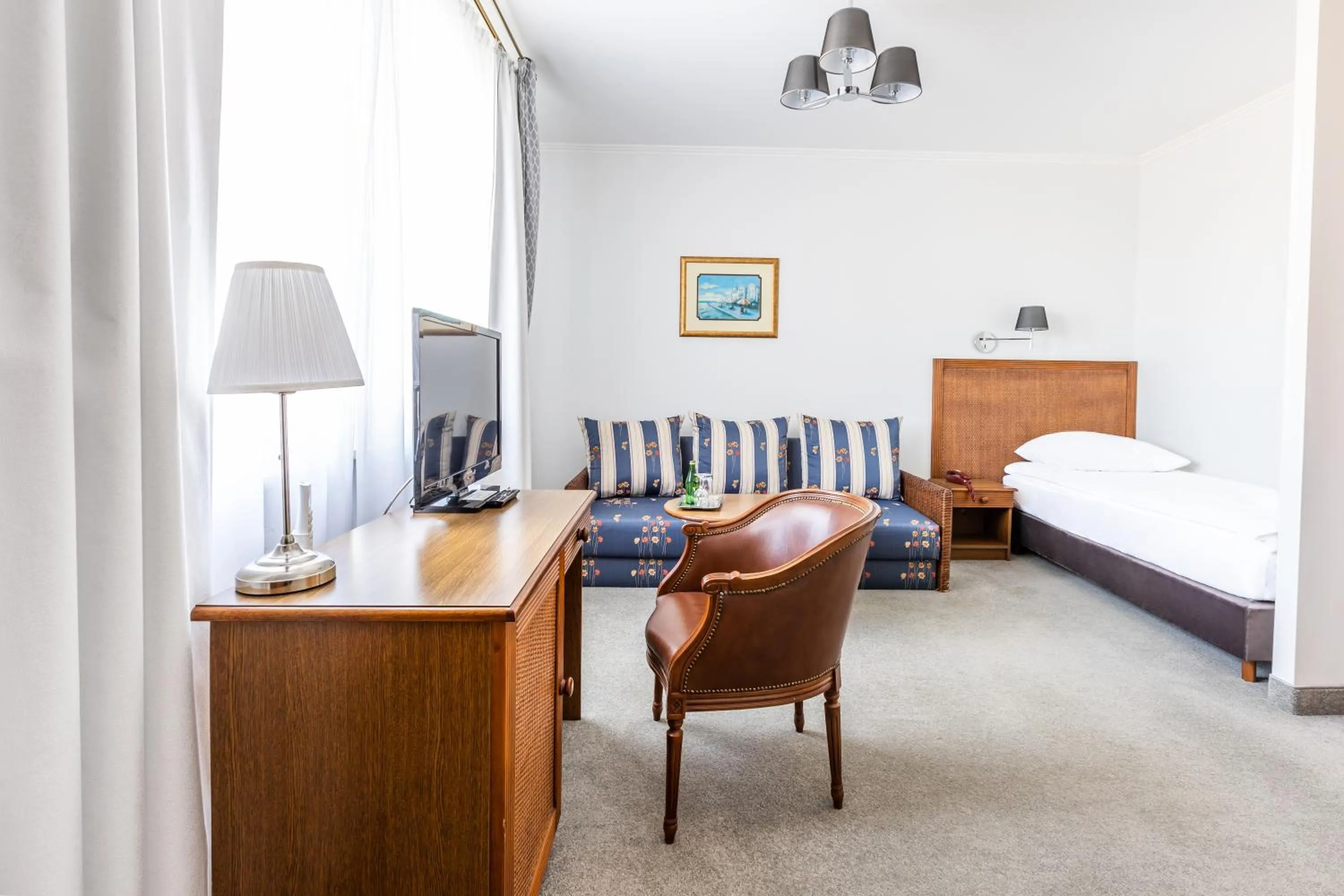 Communal lounge/ TV room, Bed in Hotel Pod Złotą Różą