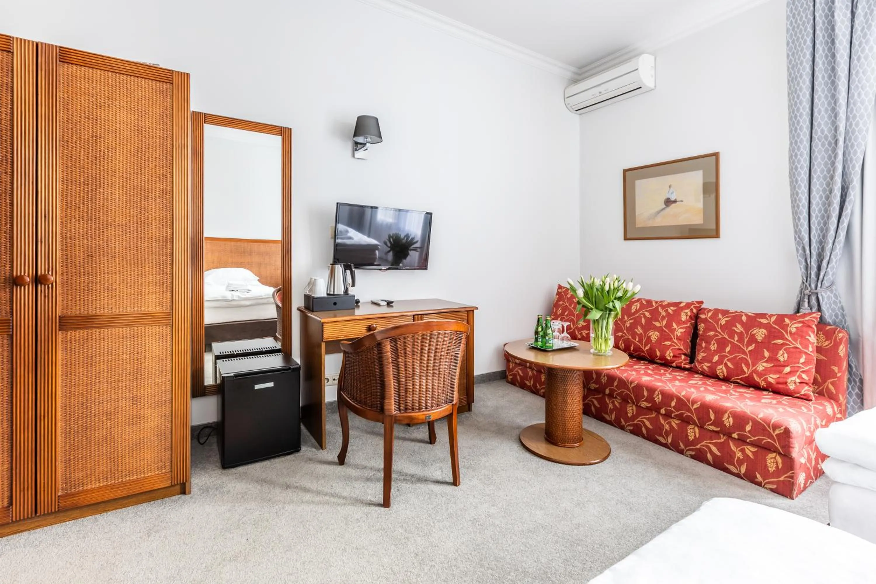 Communal lounge/ TV room, Bed in Hotel Pod Złotą Różą