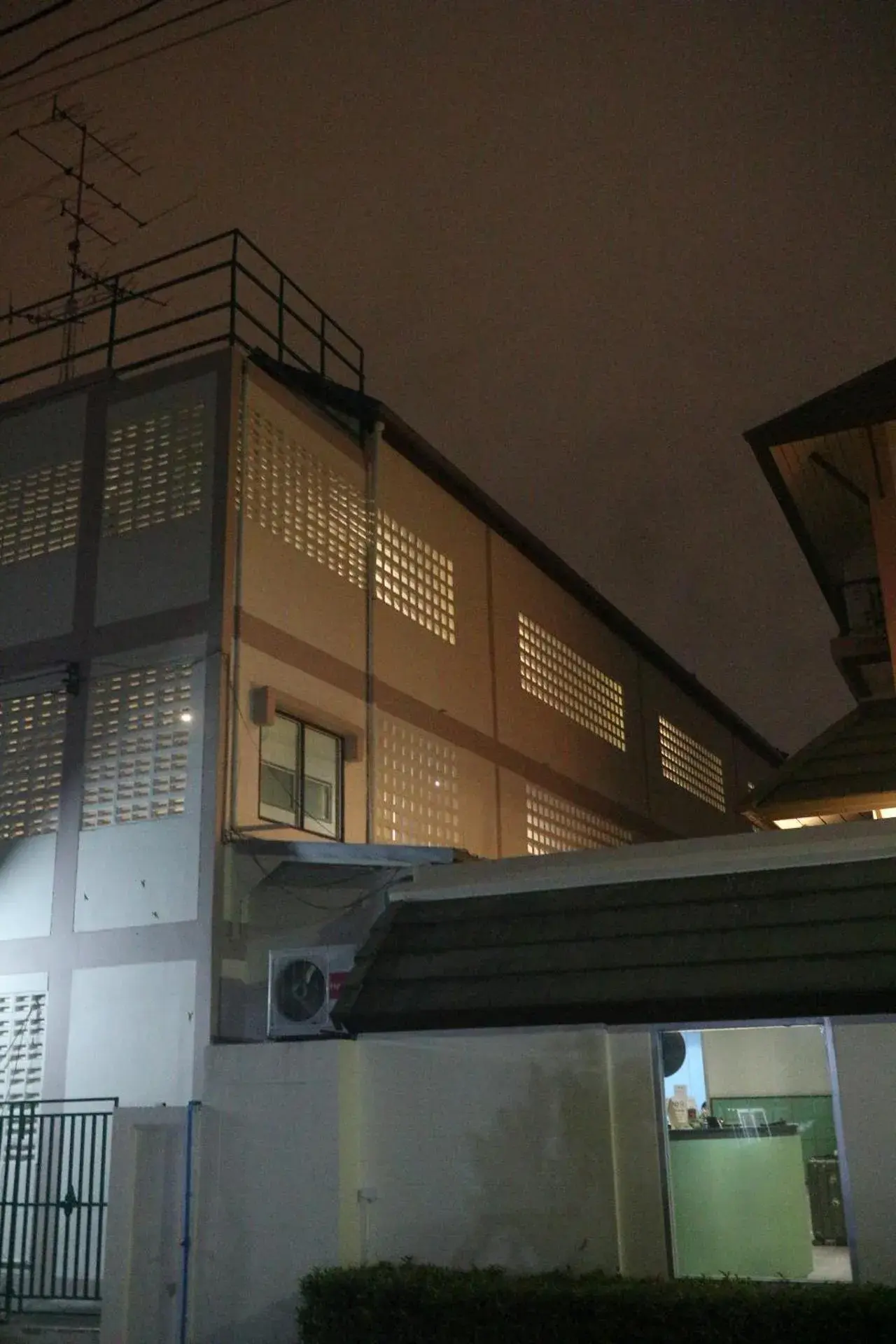 Property building in L42 Hostel Suvarnabhumi Airport Property building in L42 Hostel Suvarnabhumi Airport