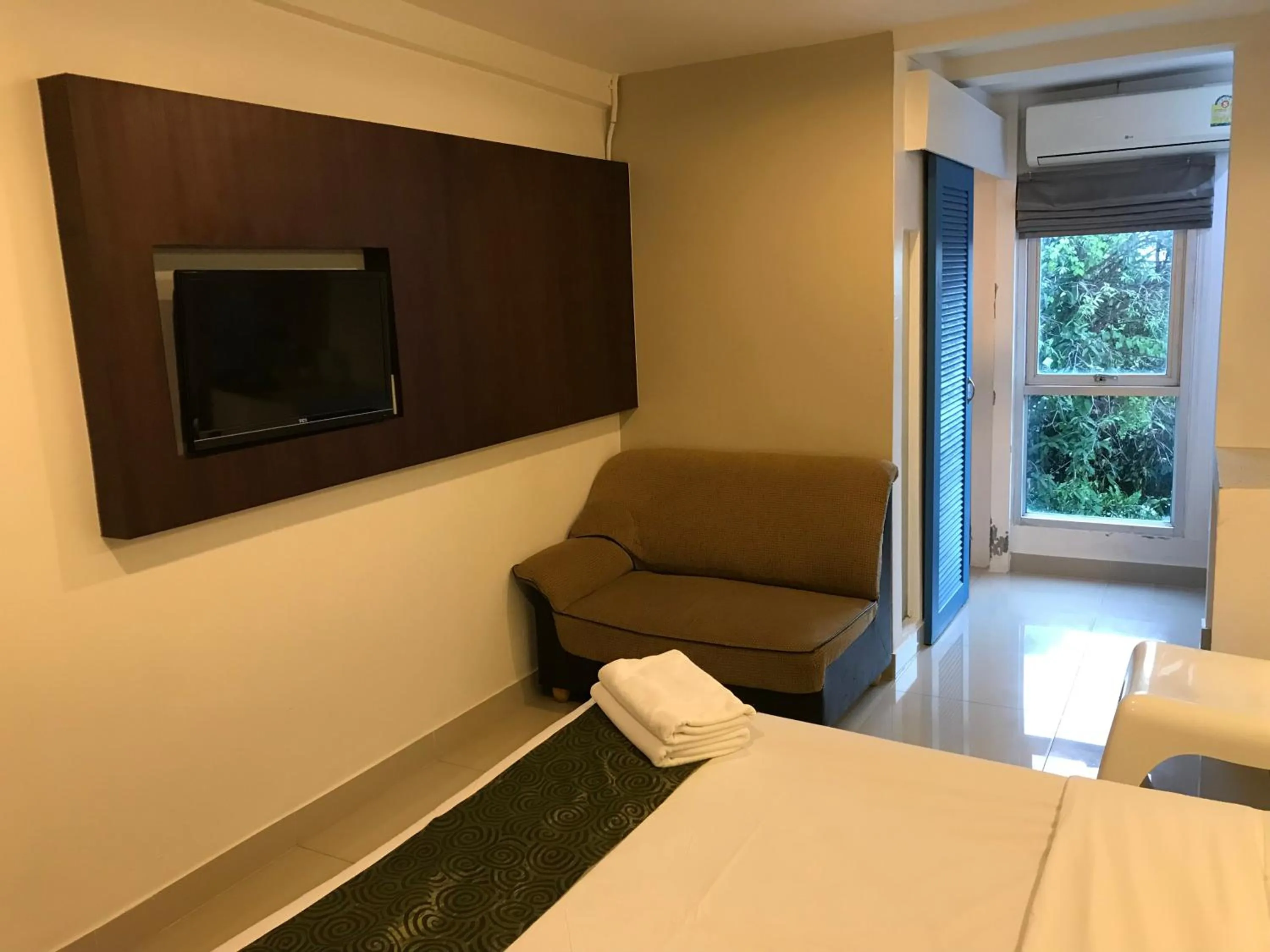 Communal lounge/ TV room, Bed in L42 Hostel Suvarnabhumi Airport