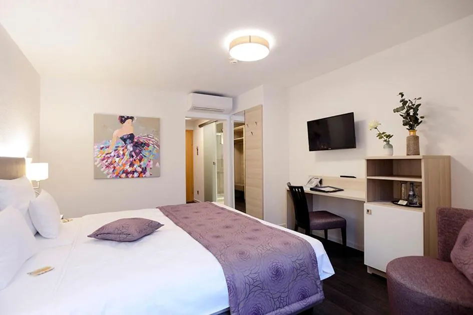 Photo of the whole room, Bed in Schlosshotel Ingelfingen