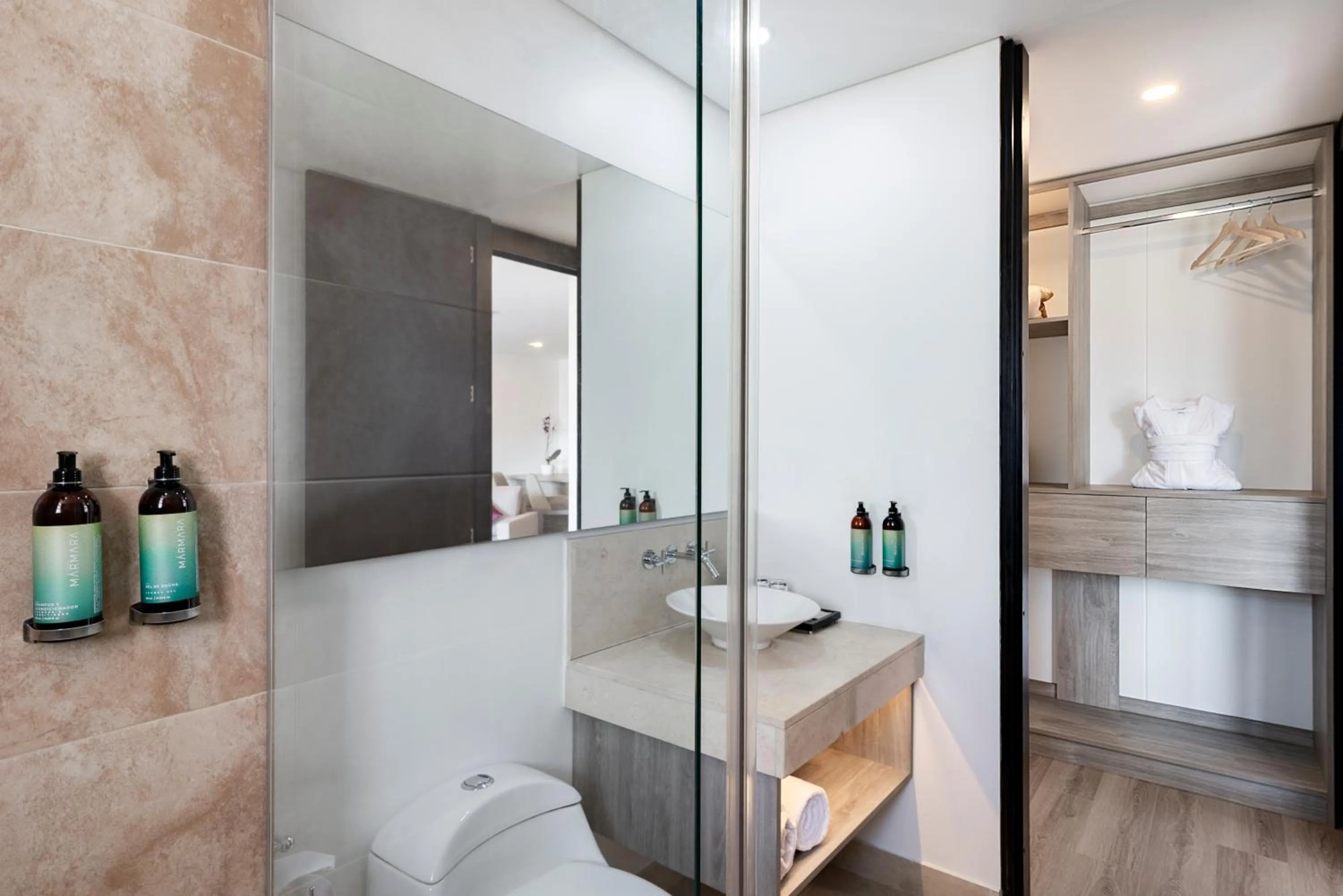 Shower in Hotel Jazz Apartments