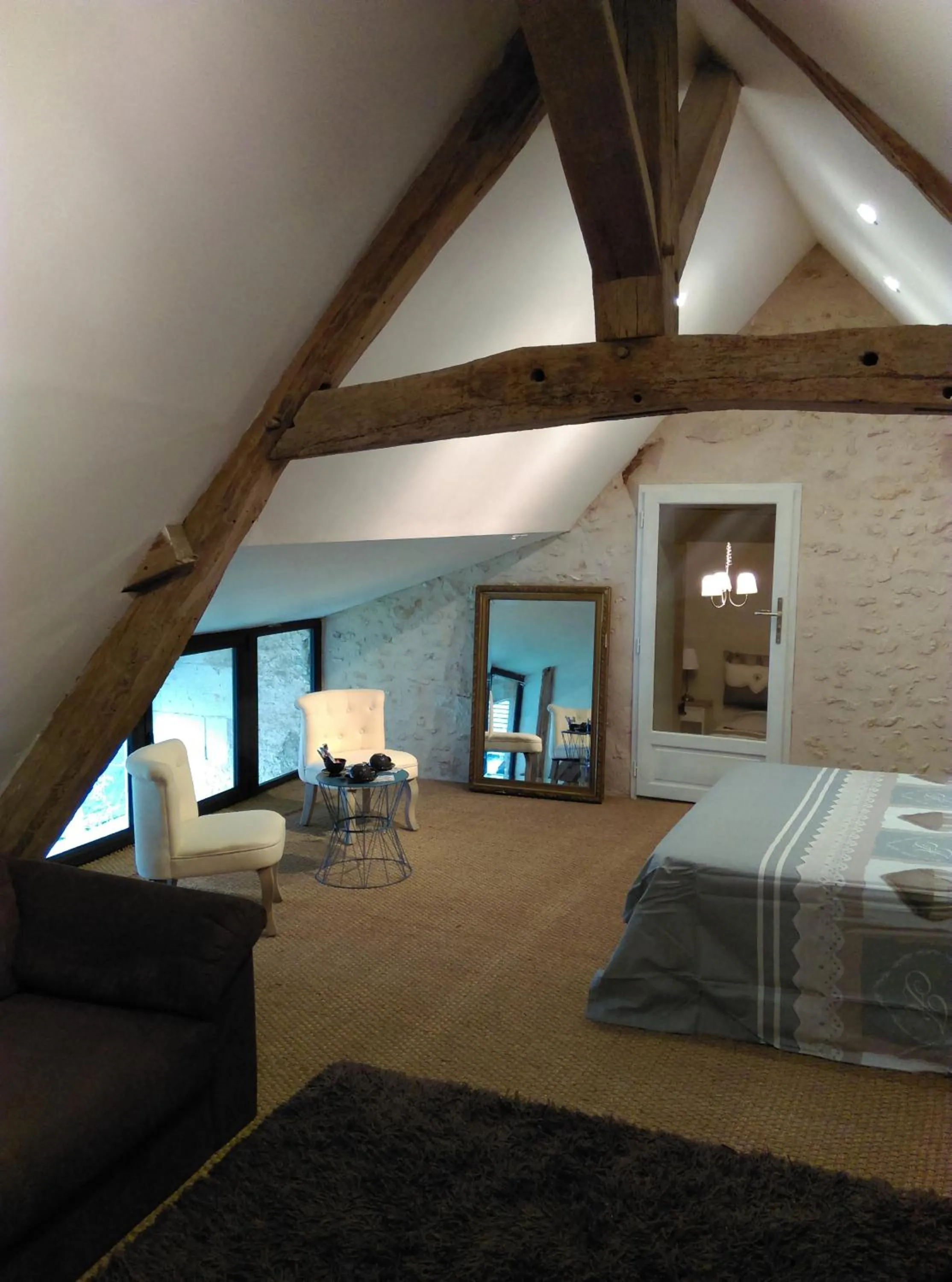 Photo of the whole room in Ode au Bonheur St Georges sur Cher