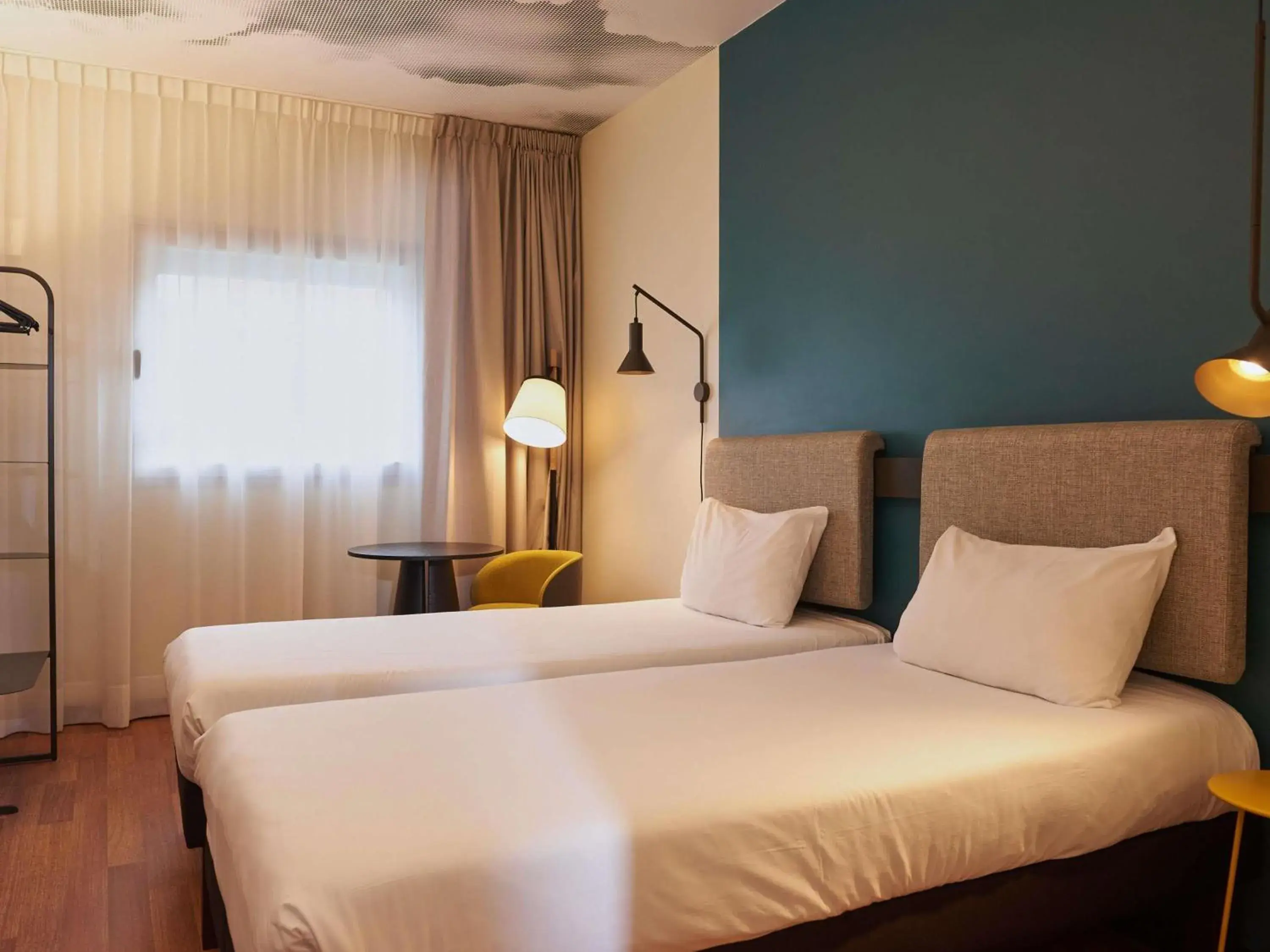 Bedroom, Bed in Ibis Madrid Aeropuerto Barajas Bedroom, Bed in Ibis Madrid Aeropuerto Barajas