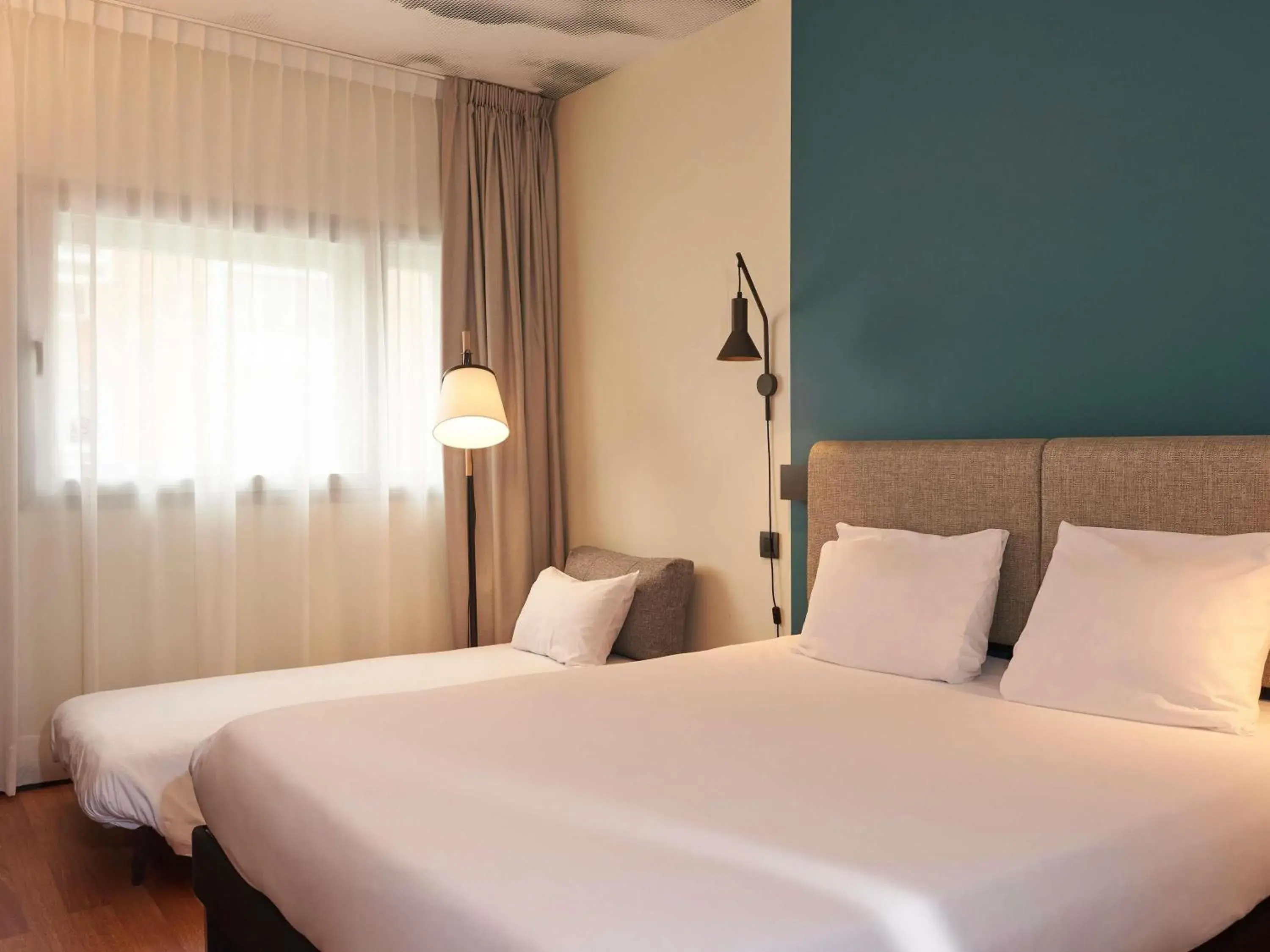 Bedroom, Bed in Ibis Madrid Aeropuerto Barajas Bedroom, Bed in Ibis Madrid Aeropuerto Barajas